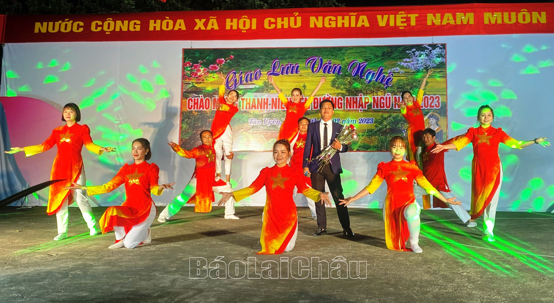 Tiết mục hát múa được các đội văn nghệ quần chúng biểu diễn tại đêm giao lưu.