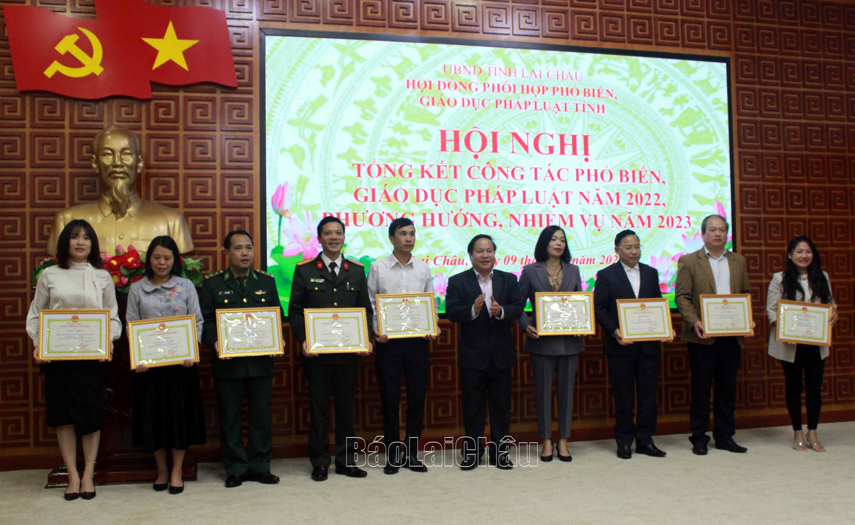 Đồng chí Tống Thanh Hải - Ủy viên Ban Thường vụ Tỉnh ủy, Phó Chủ tịch Thường trực UBND tỉnh, Chủ tịch Hội đồng phối hợp PBGDPL tỉnh tặng Bằng khen cho các tập thể.
