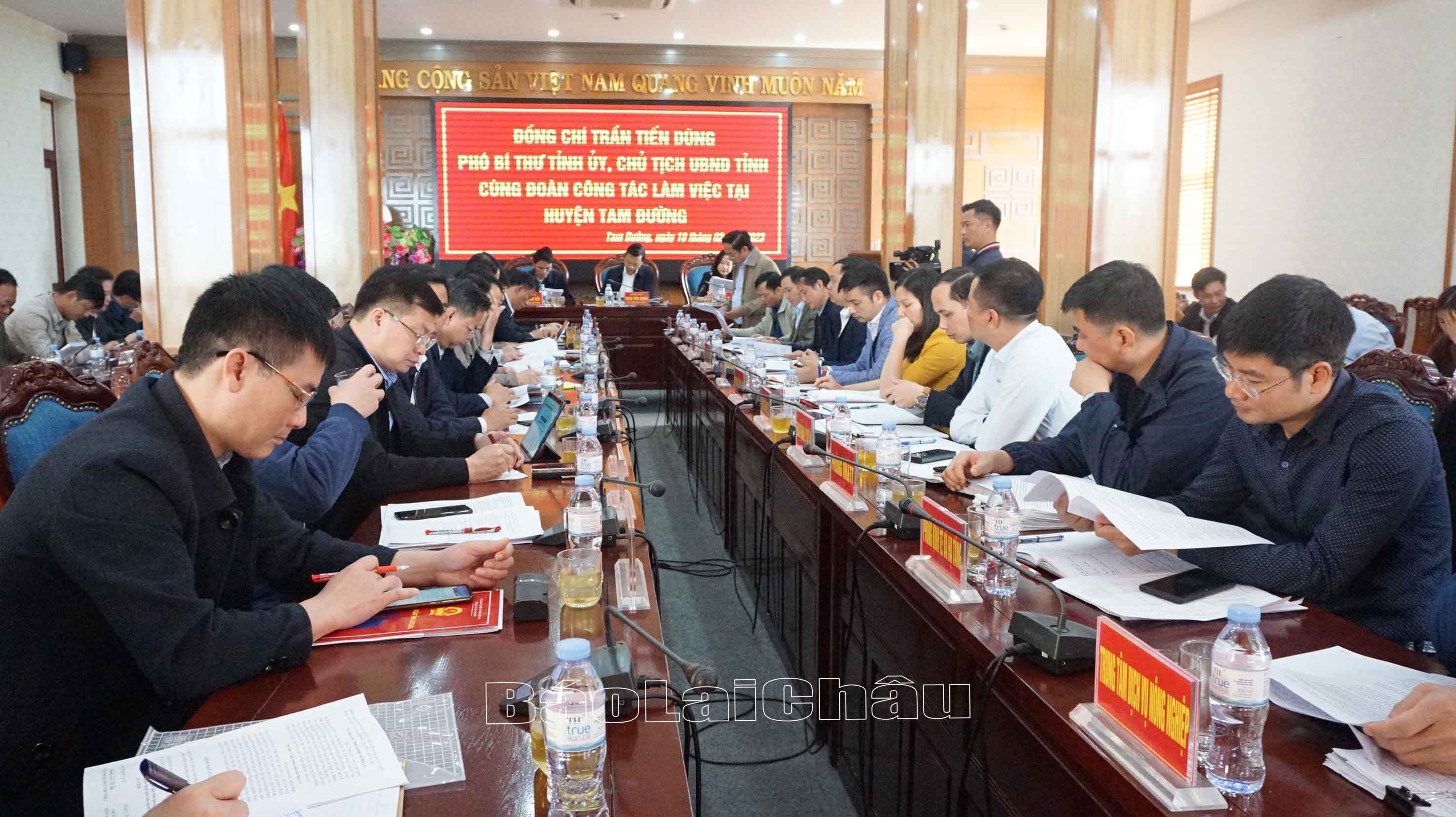 Quang cảnh buổi làm việc.