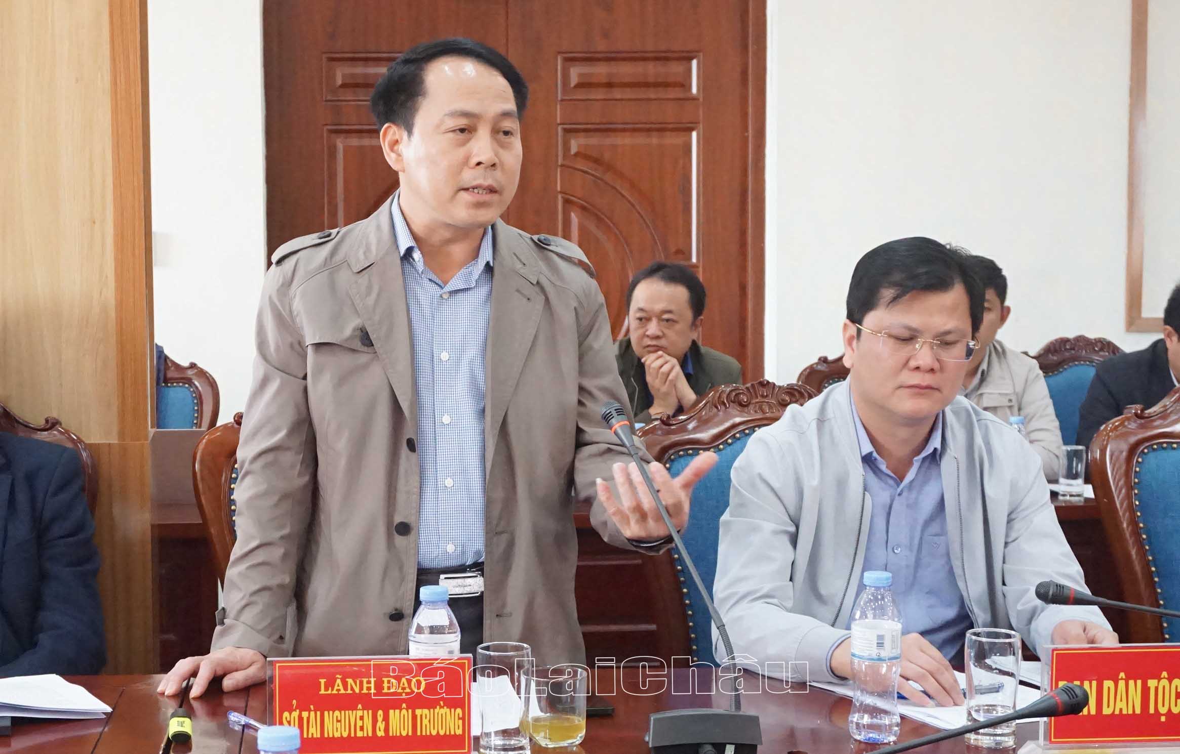 Thành viên Đoàn công tác tham gia ý kiến tại buổi làm việ.