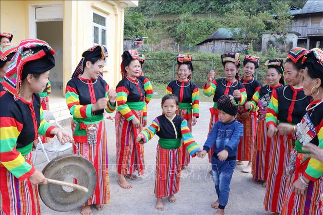 Bà con đồng bào người Cống ở vùng tái định cư bản Xám Láng, xã Nậm Khao, huyện Mường Tè truyền dạy lớp trẻ giữ gìn bản sắc dân tộc. 
