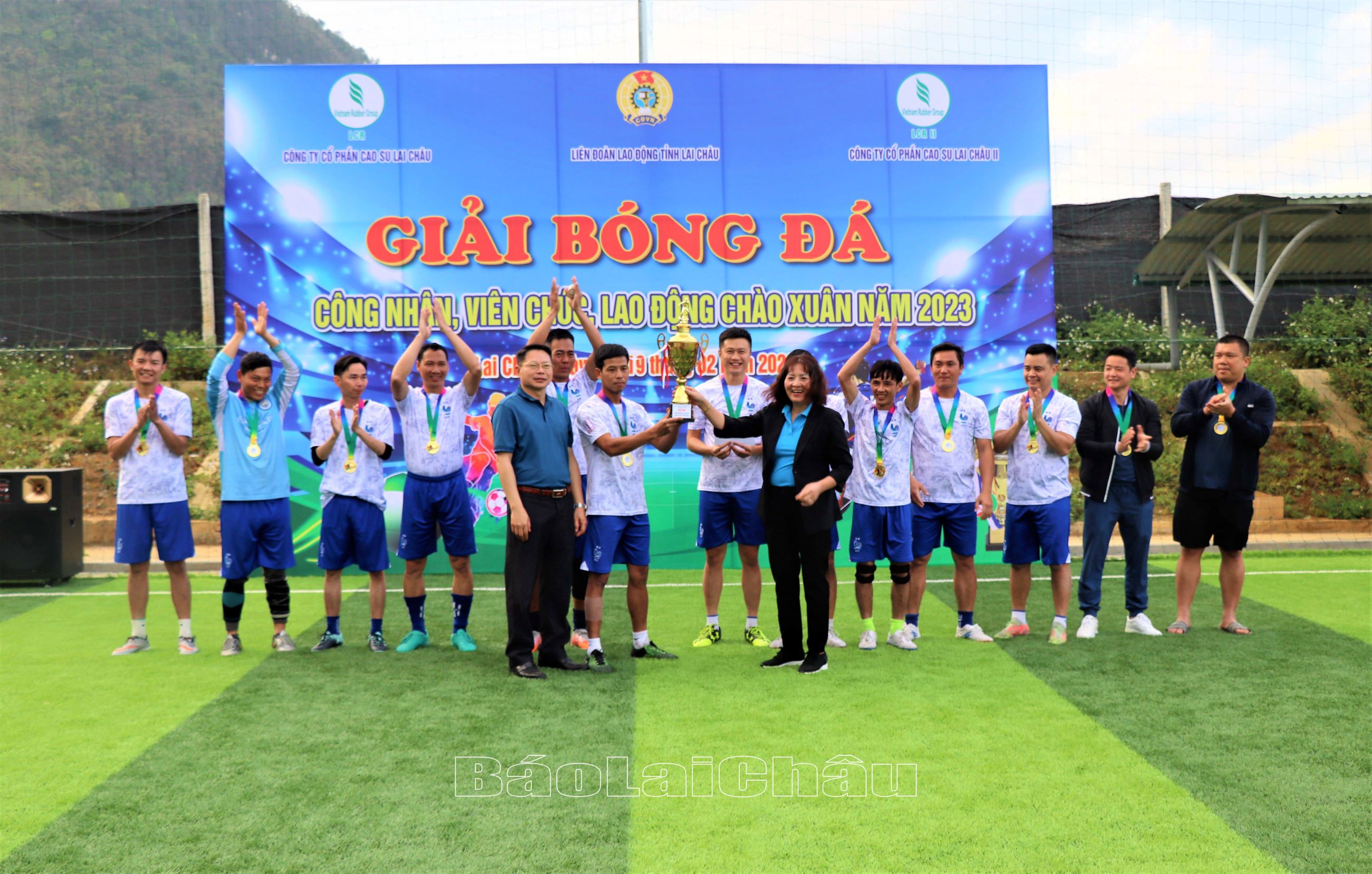 Lãnh đạo Liên đoàn Lao động tỉnh, Công ty Cổ phần Cao su Lai Châu trao cúp cho đội vô địch.
