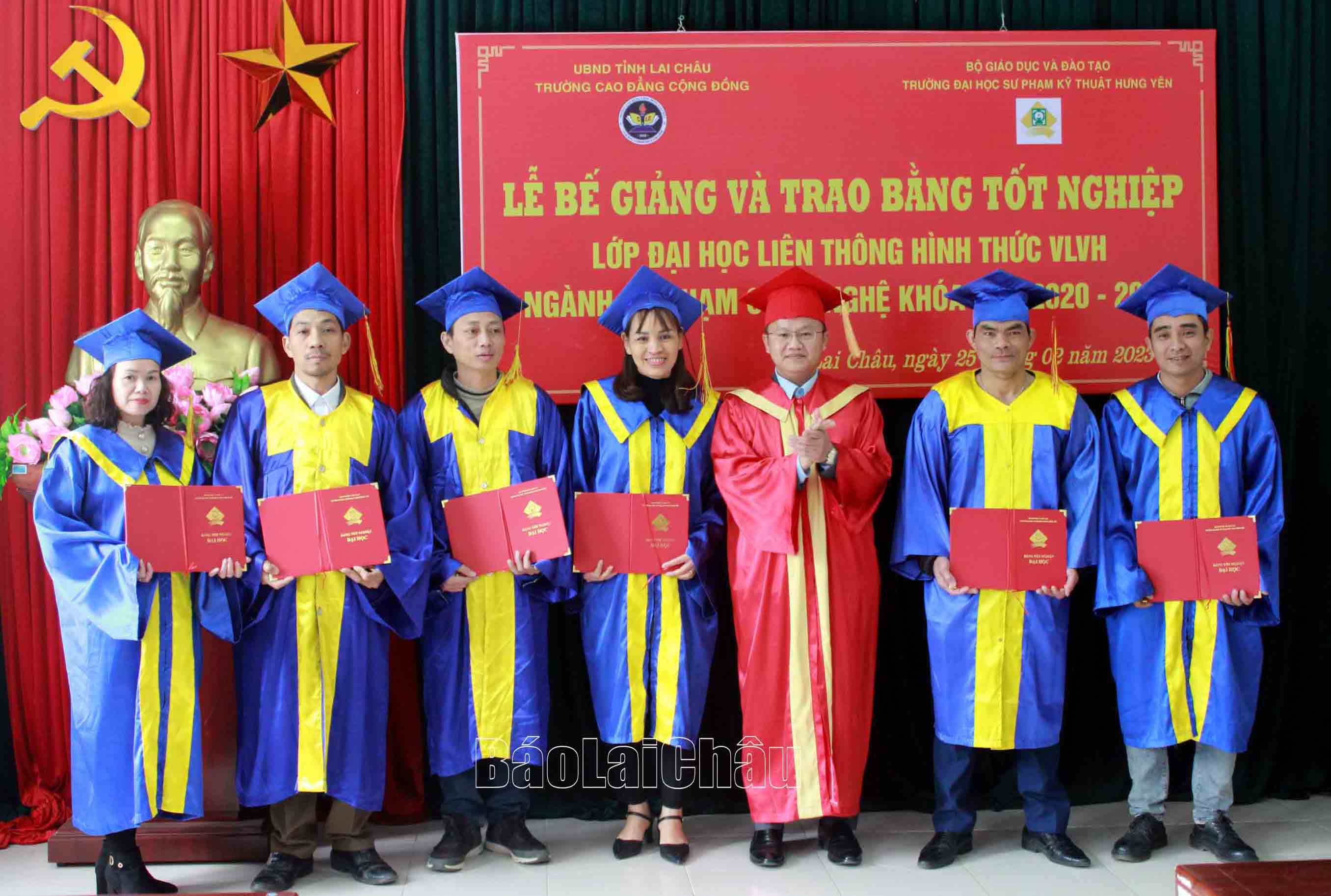 Phó Giáo sư, tiến sỹ Chu Văn Tuấn - Phó Hiệu trưởng Trường Đại học Sư phạm kỹ thuật Hưng Yên trao bằng tốt nghiệp cho các học viên.