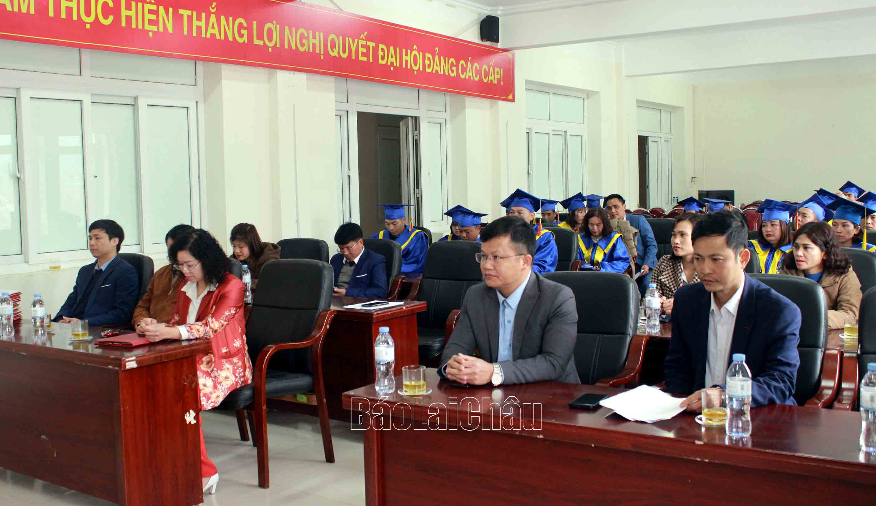 Quang cảnh lễ bế giảng.