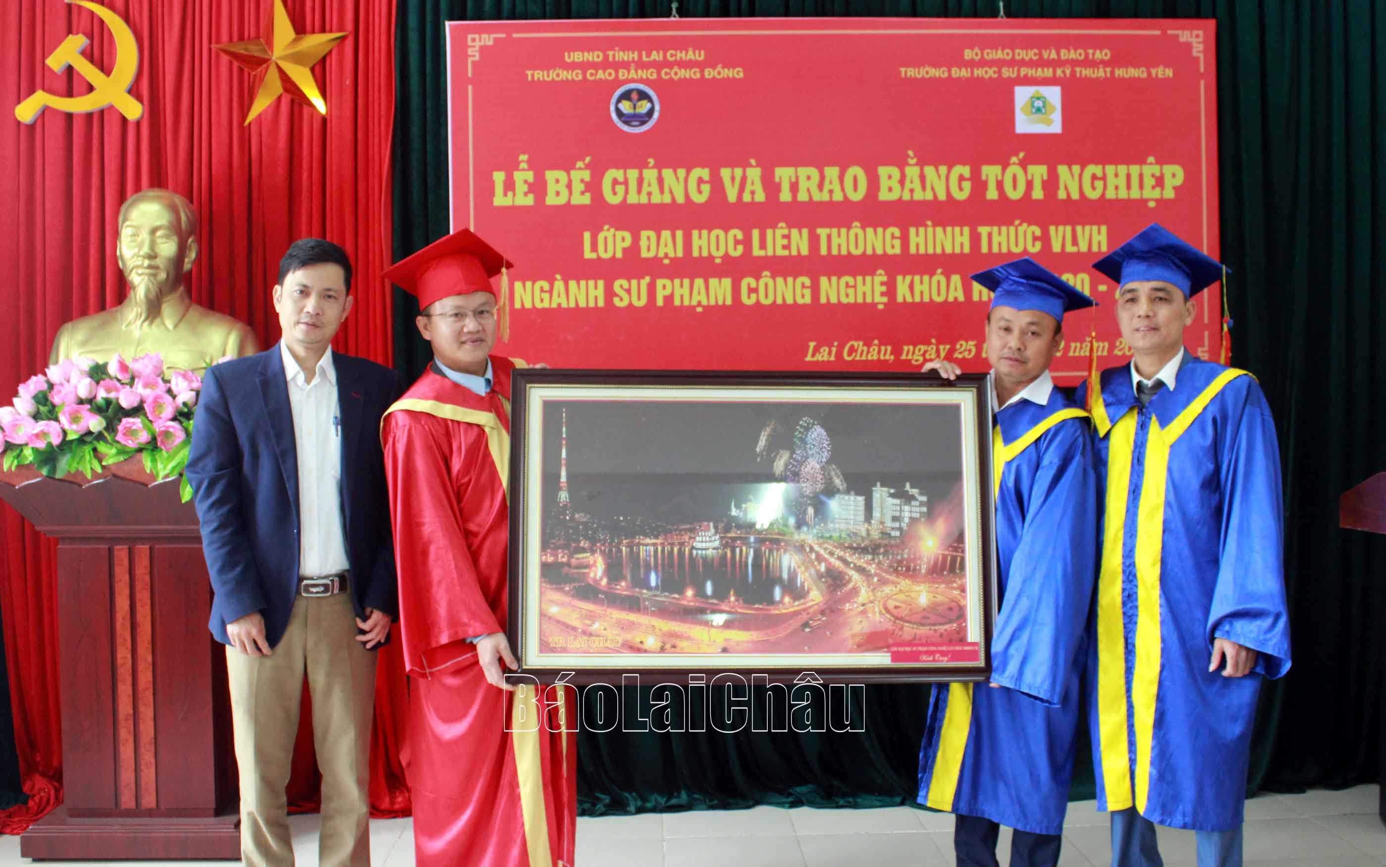 Đại diện các học viên ngành Sư phạm công nghệ tặng bức tranh phong cảnh Lai Châu cho Trường Đại học Sư phạm kỹ thuật Hưng Yên. 