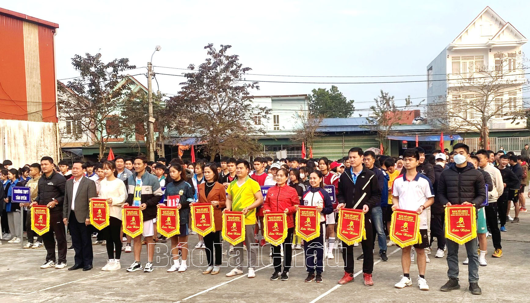 Ban tổ chức trao cờ cho các đội tham gia thi đấu Giải việt dã.