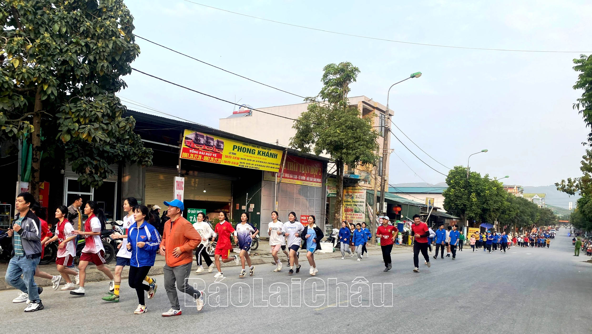 ác đồng chí lãnh đạo, công chức, viên chức, lực lượng vũ trang, học sinh và toàn thể Nhân dân tham gia chạy hưởng ứng Ngày chạy Olympic.