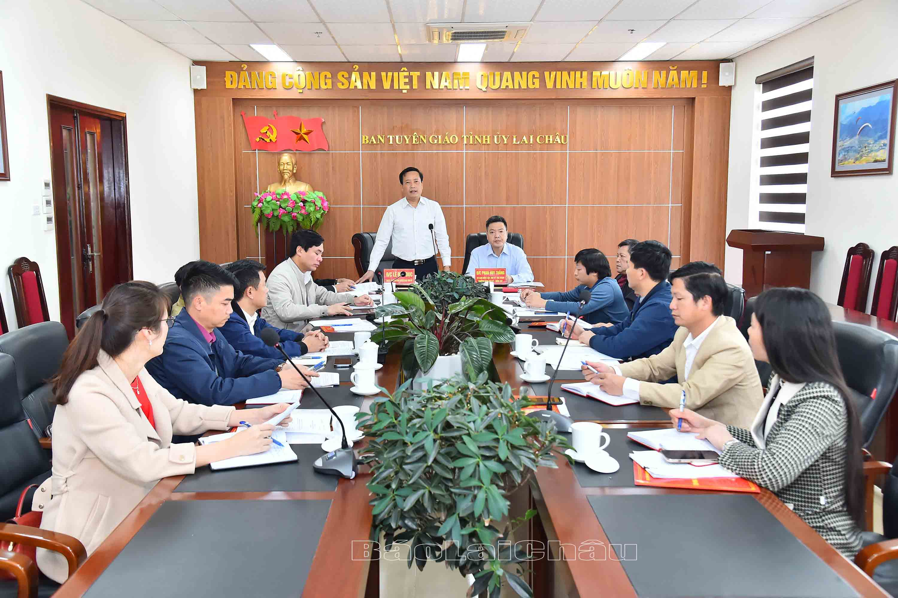 Quang cảnh buổi làm việc