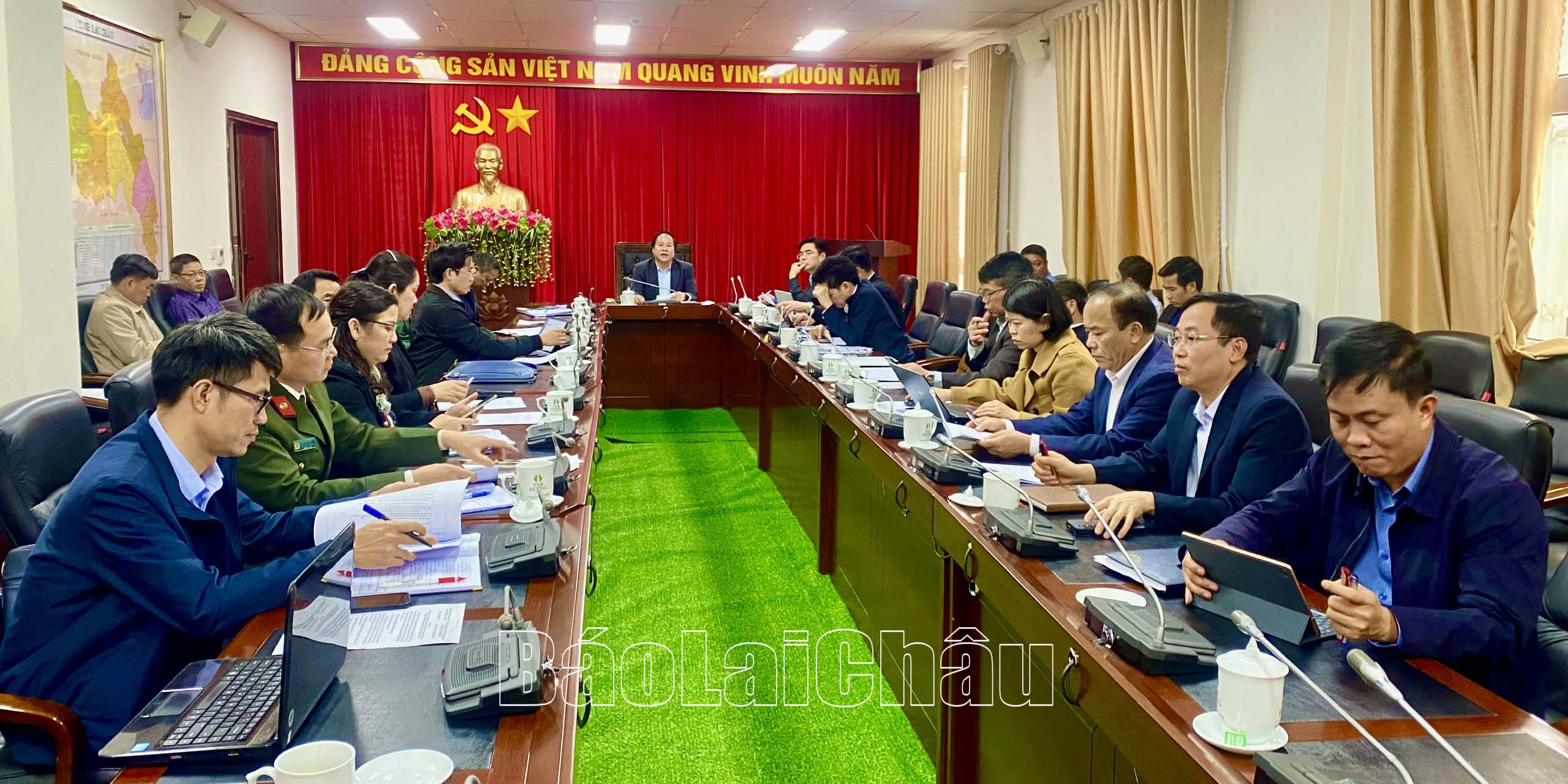Quang cảnh cuộc họp.