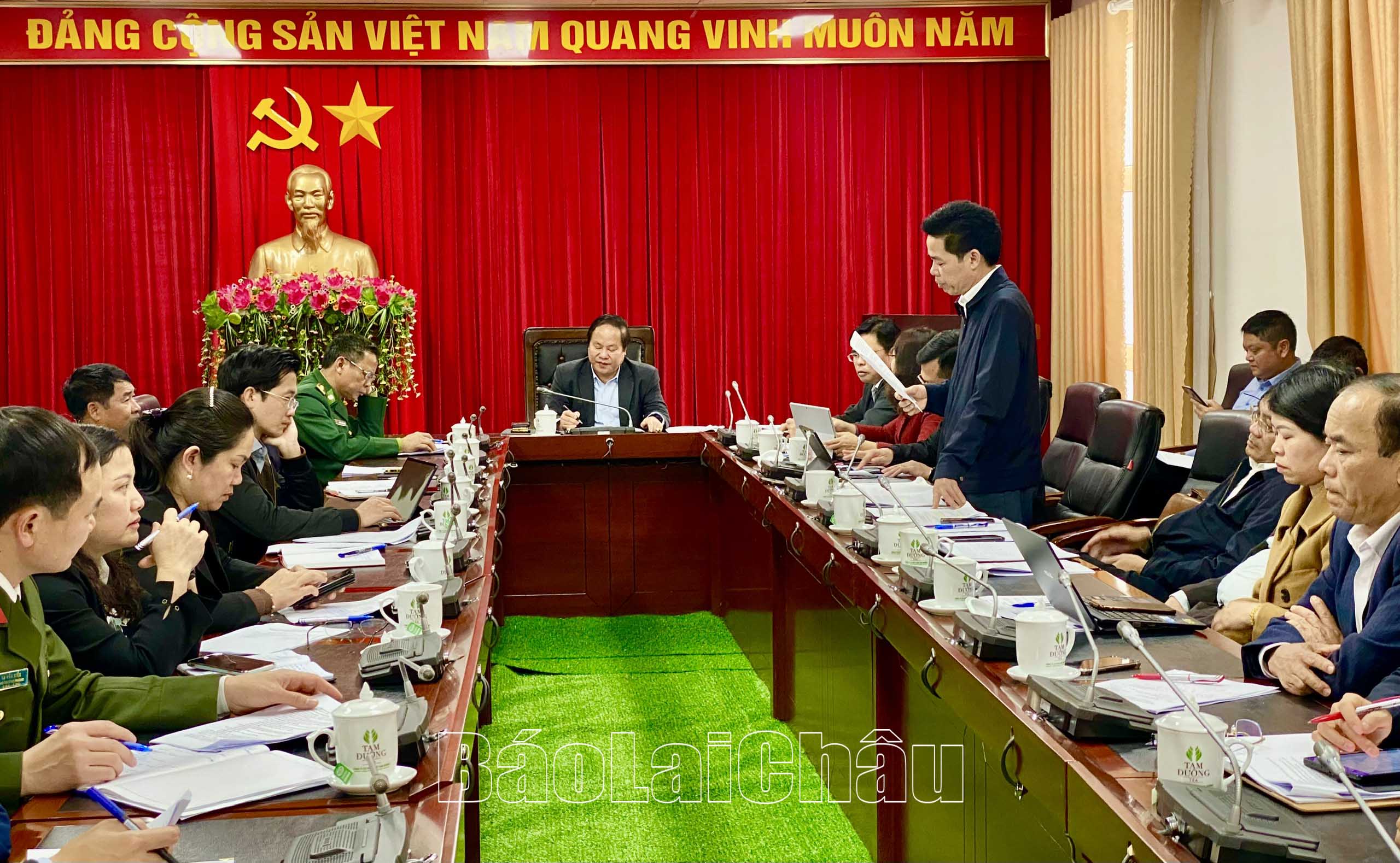 Đại diện lãnh đạo UBND thành phố Lai Châu thảo luận tại cuộc họp.