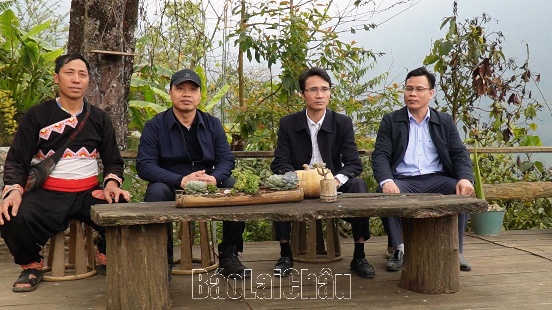 Đoàn khảo sát thăm quan, nghỉ ngơi tại quán Ka Sha coffee ( Cà phê bình yên) ở bản Sin Suối Hồ.