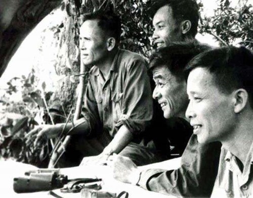 Tư lệnh Quân khu 5 Chu Huy Mân (ngoài cùng, bên trái) tại đài quan sát một chiến dịch, tháng 6-1972. Ảnh tư liệu 