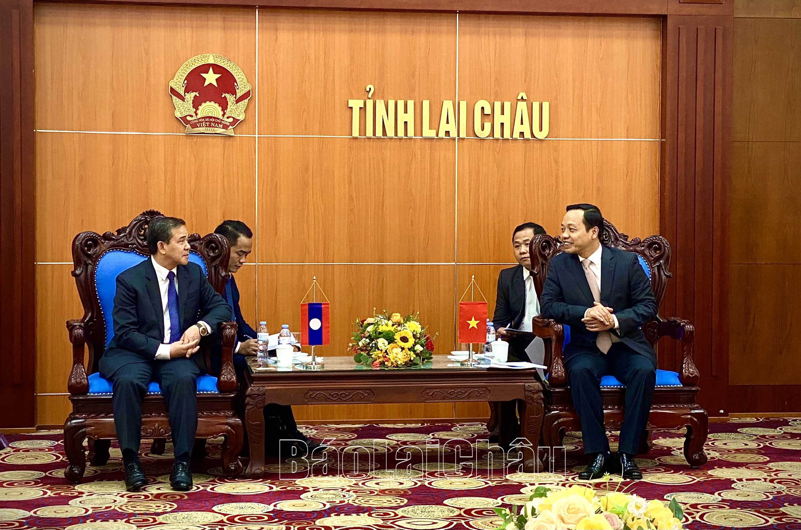 Các đồng chí trưởng đoàn công tác 2 bên trao đổi thông tin tại buổi làm việc.