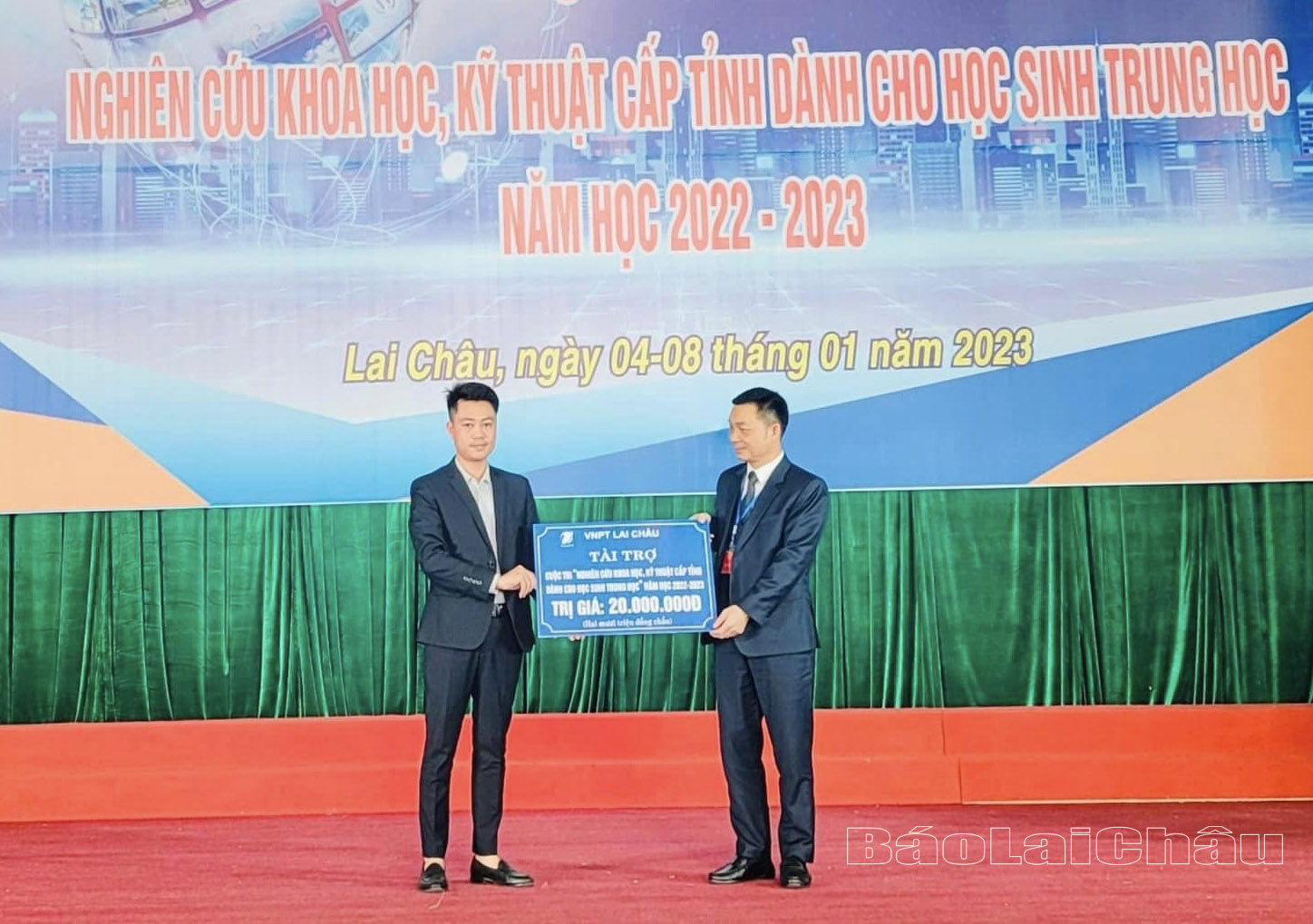 Ban giám khảo .