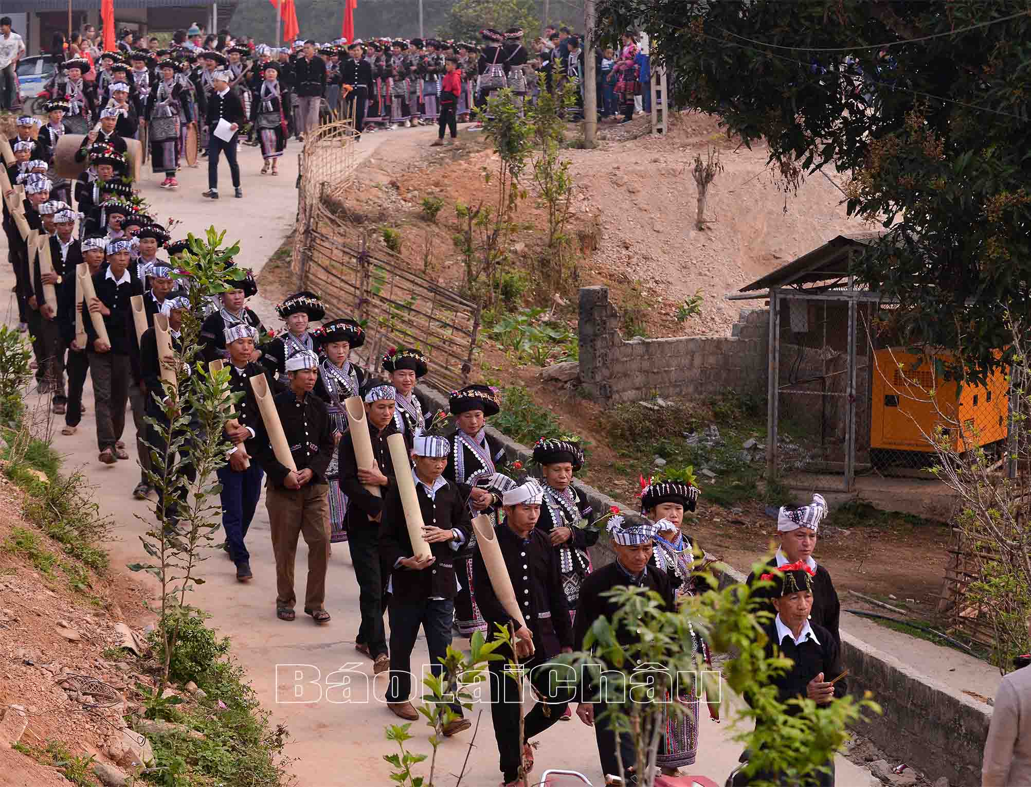 Người dân đi lấy nước.