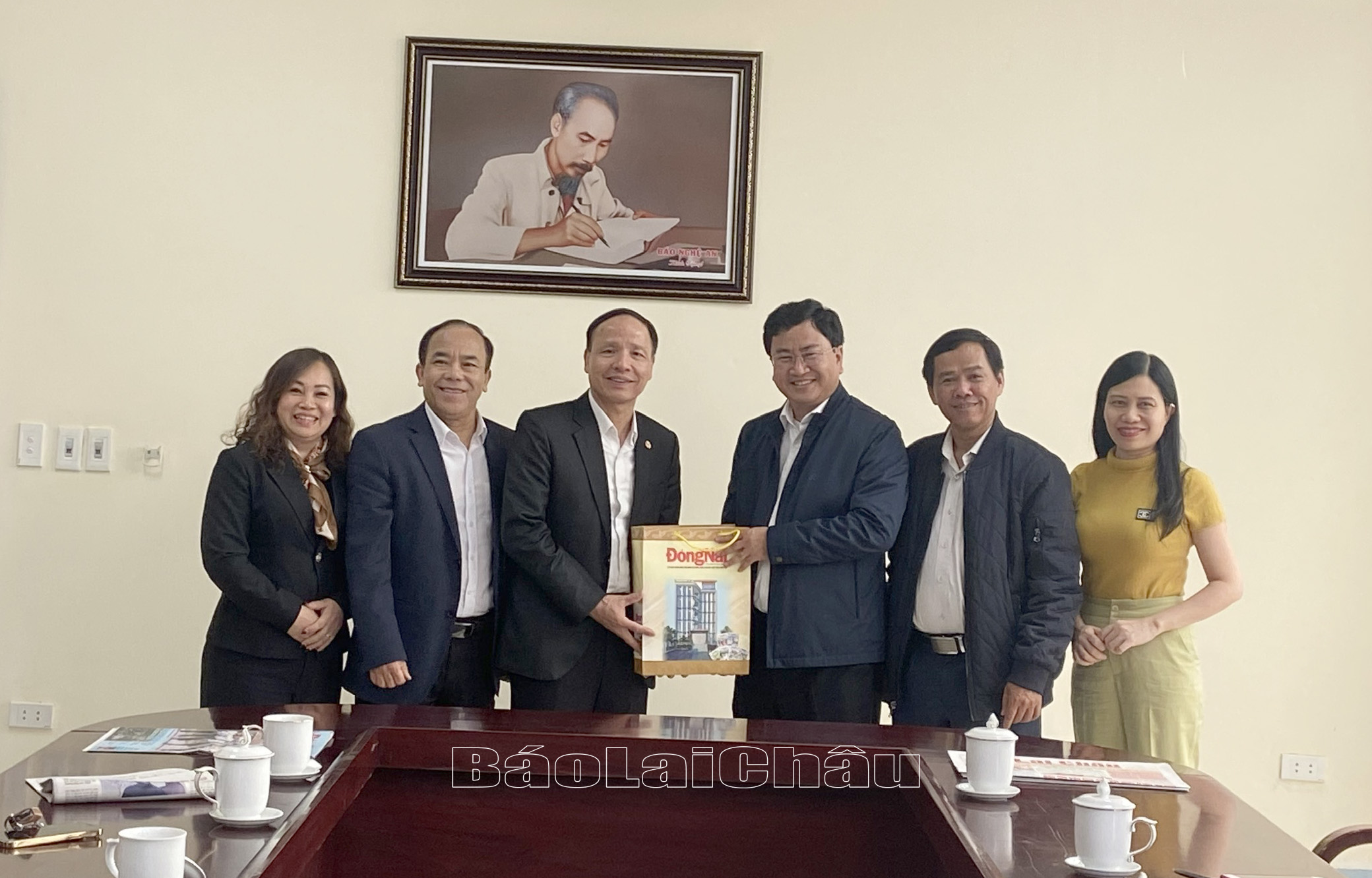 Lãnh đạo Báo Đồng Nai tặng quà cho lãnh đạo Báo Lai Châu. 