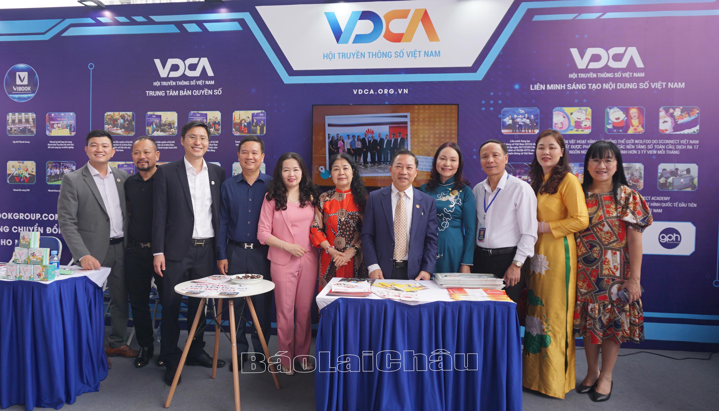 Tổng Biên tập Báo Lai Châu thăm gian trưng bày.