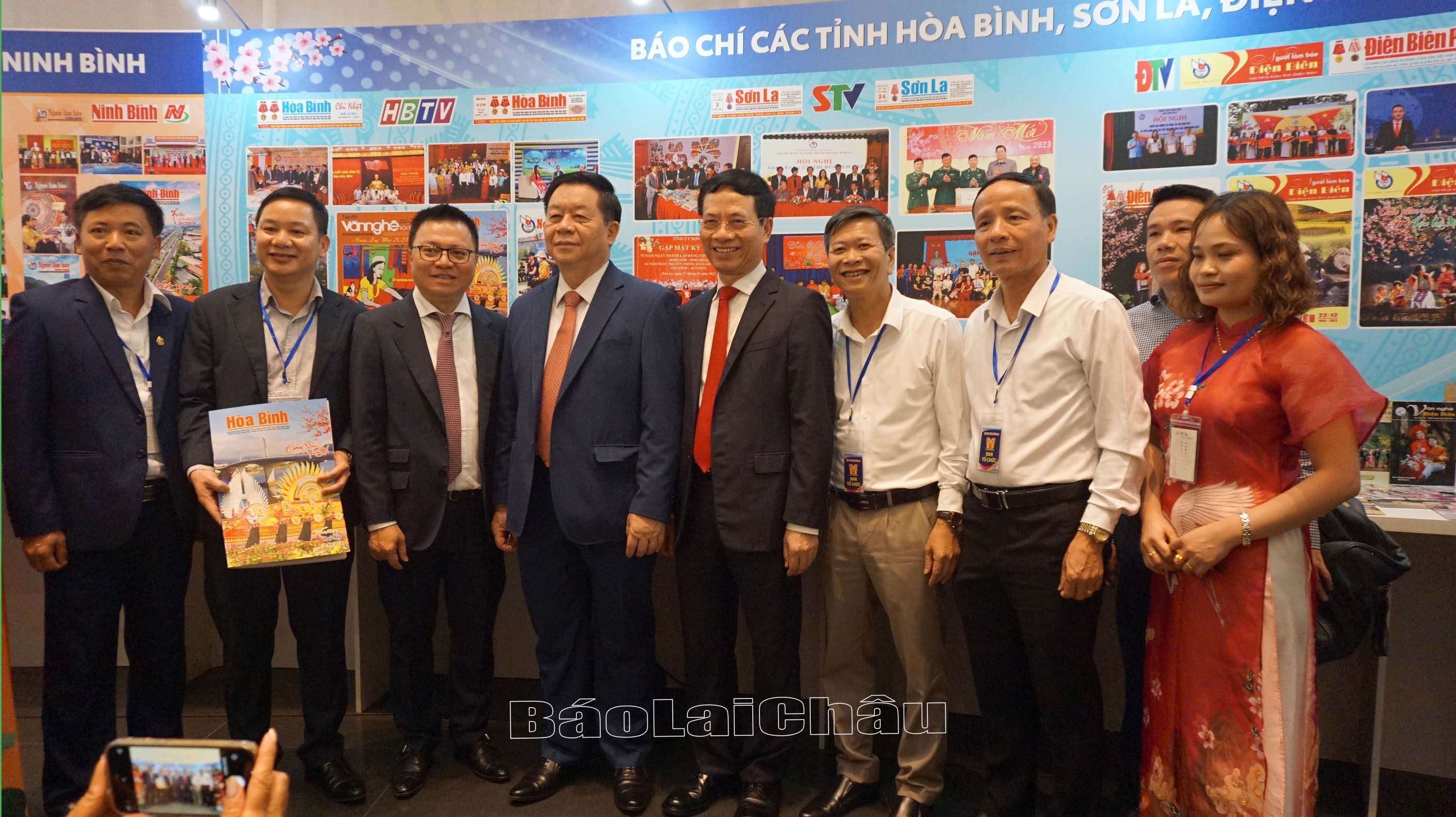 thăm gian trưng bày và chụp ảnh lưu niệm với lãnh đạo Hội Nhà báo các tỉnh.