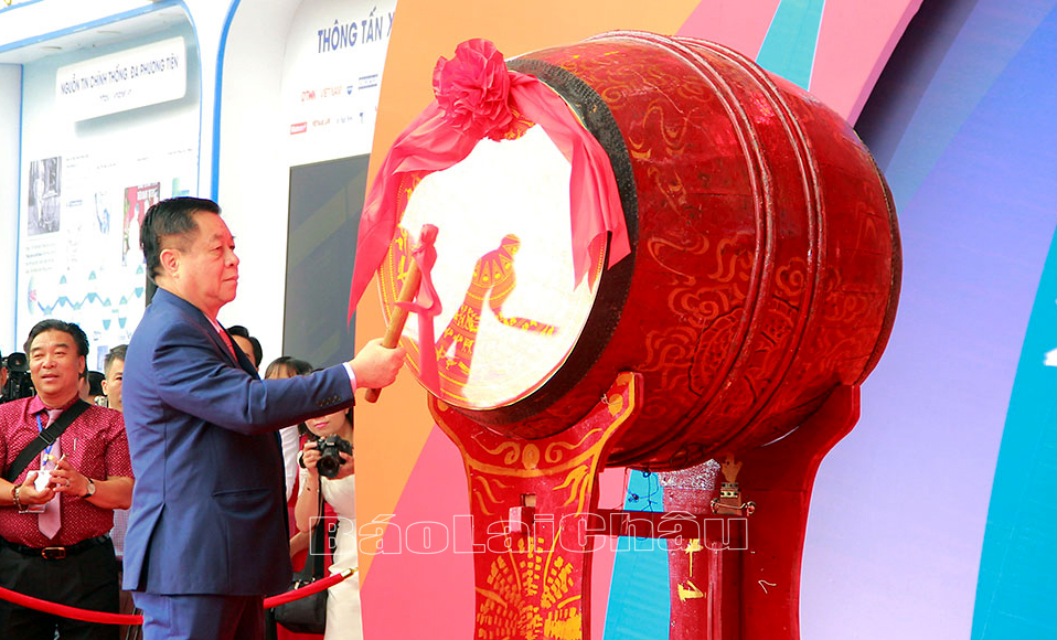Trưởng Ban Tuyên giáo Trung ương Nguyễn Trọng Nghĩa đánh trống khai mạc Hội báo toàn quốc năm 2023