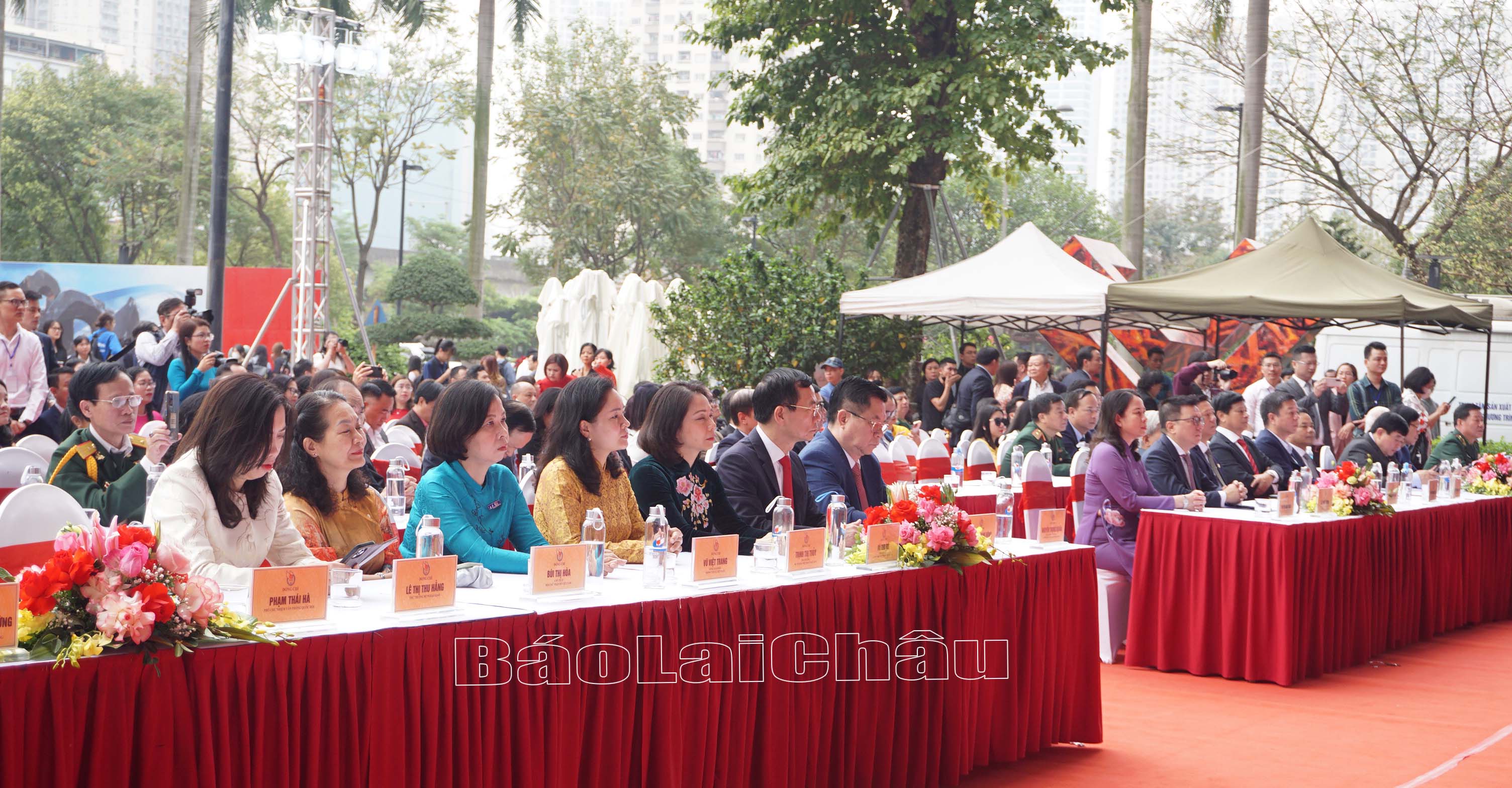 Các đồng chí lãnh đạo Đảng, Nhà nước, các bộ, ngành, cơ quan Trung ương, địa phương... tham dự Hội báo.