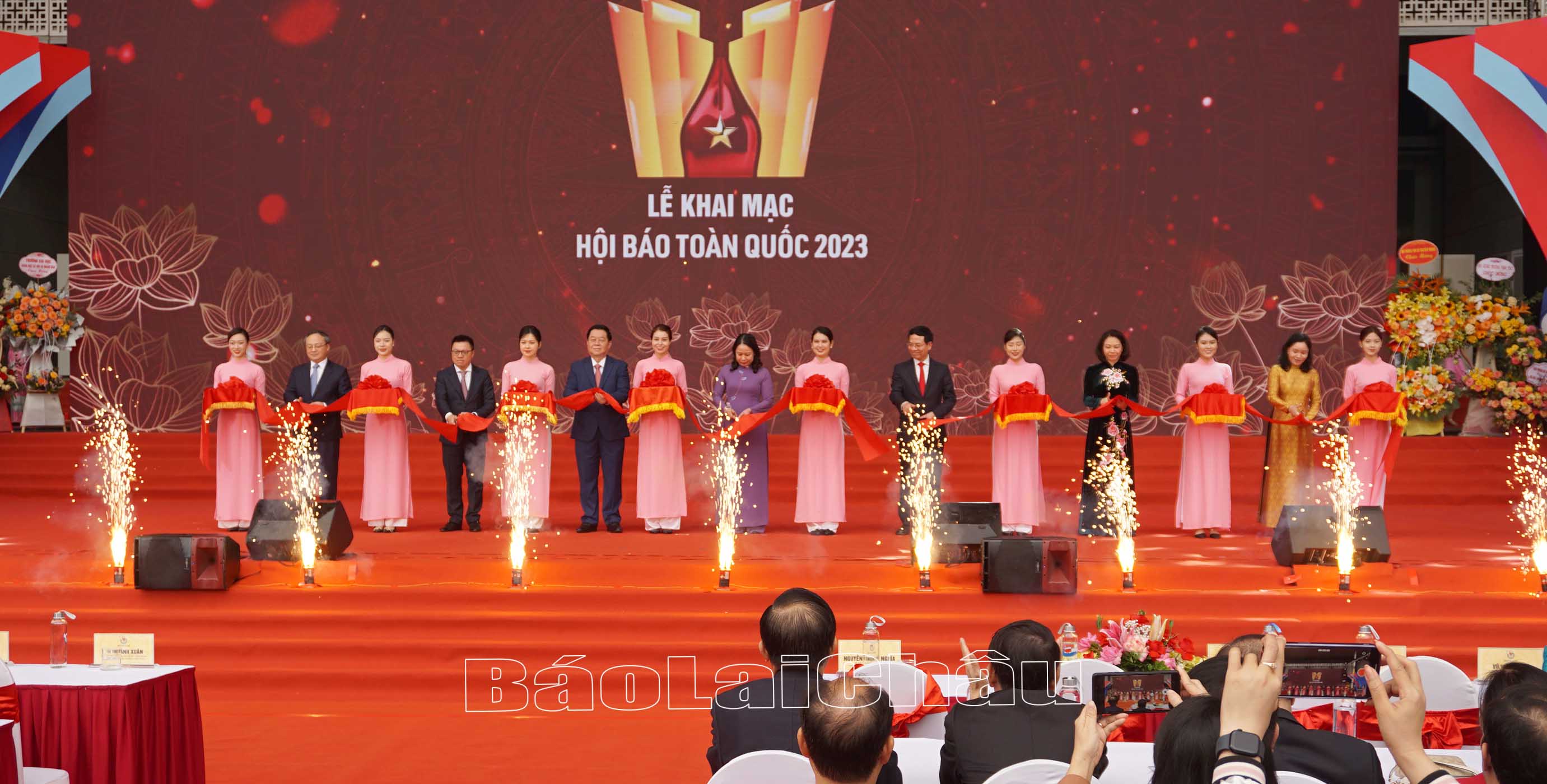 Thực hiện nghi thức khai mạc.