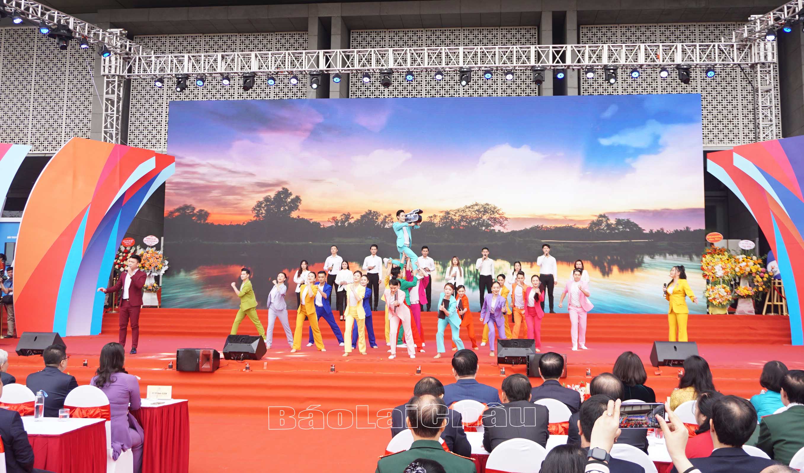 Chương trình văn nghệ chào mừng Hội báo.