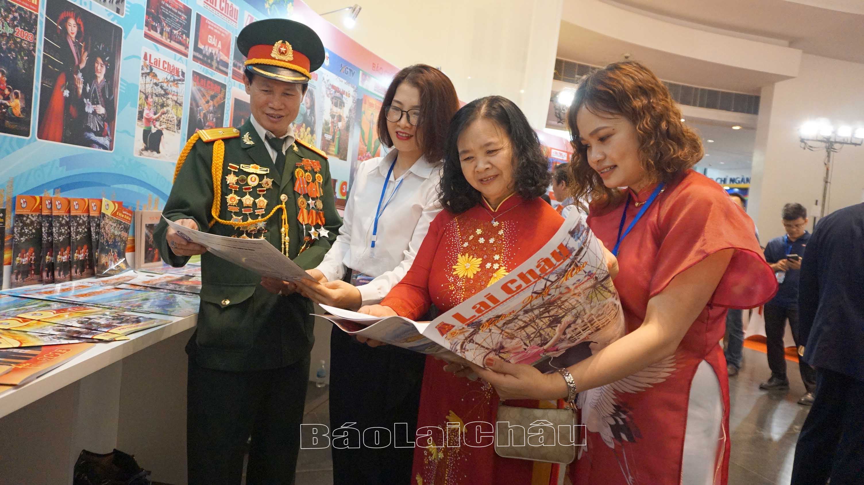 Cán bộ Hội Nhà báo Lai Châu giới thiệu ấn phẩm Báo Lai Châu tới độc giả thành phố hà Nội.