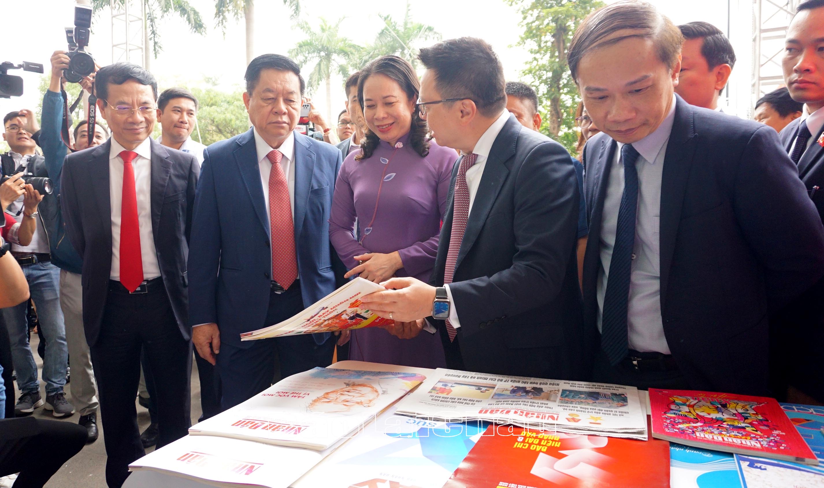 Các đồng chí lãnh đạo Đảng, Nhà nước thăm gian trưng bày các ấn phẩm của Báo Nhân dân.