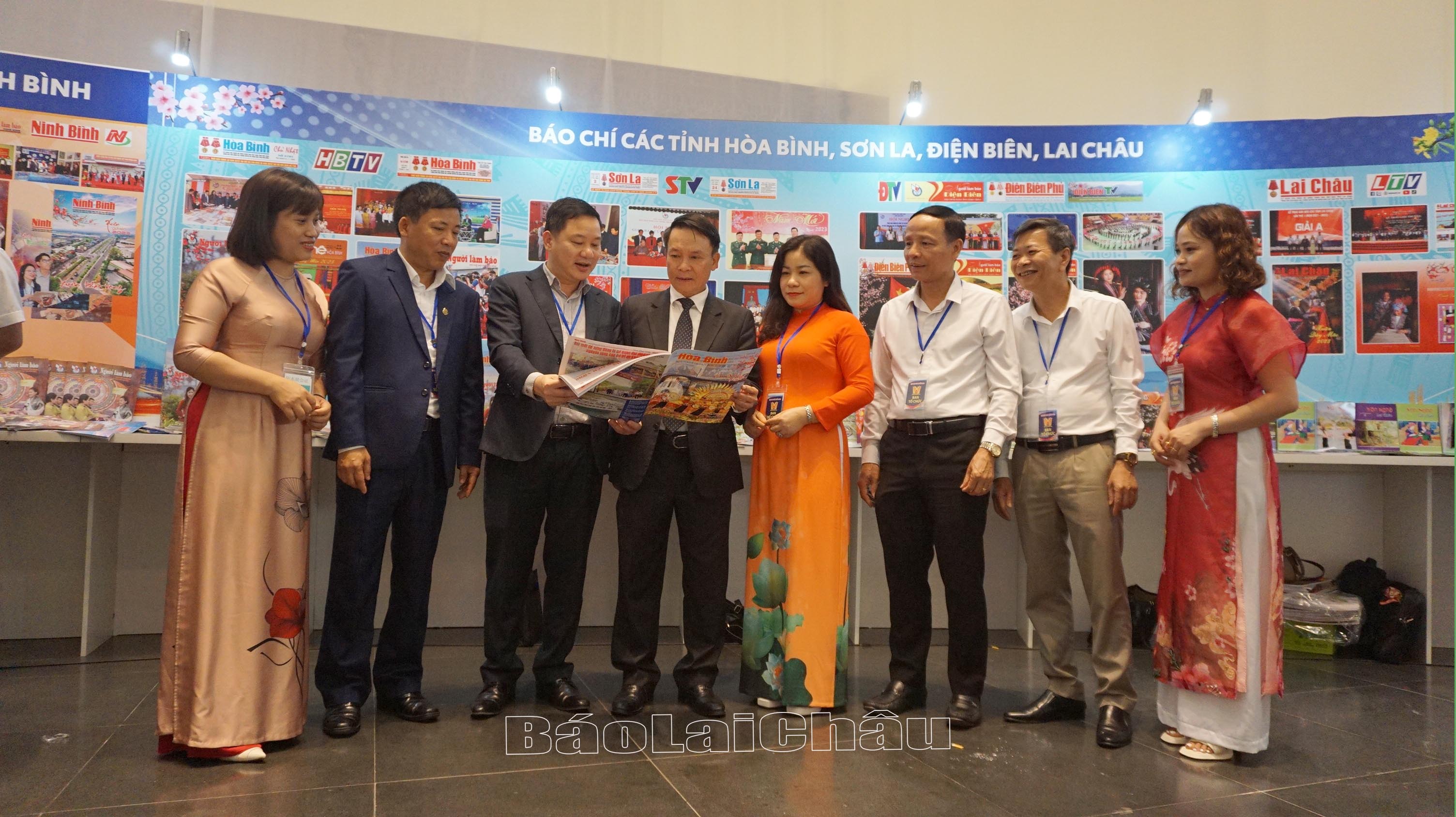 Hội báo thu hút 87 gian trưng bày các ấn phẩm báo chí. 