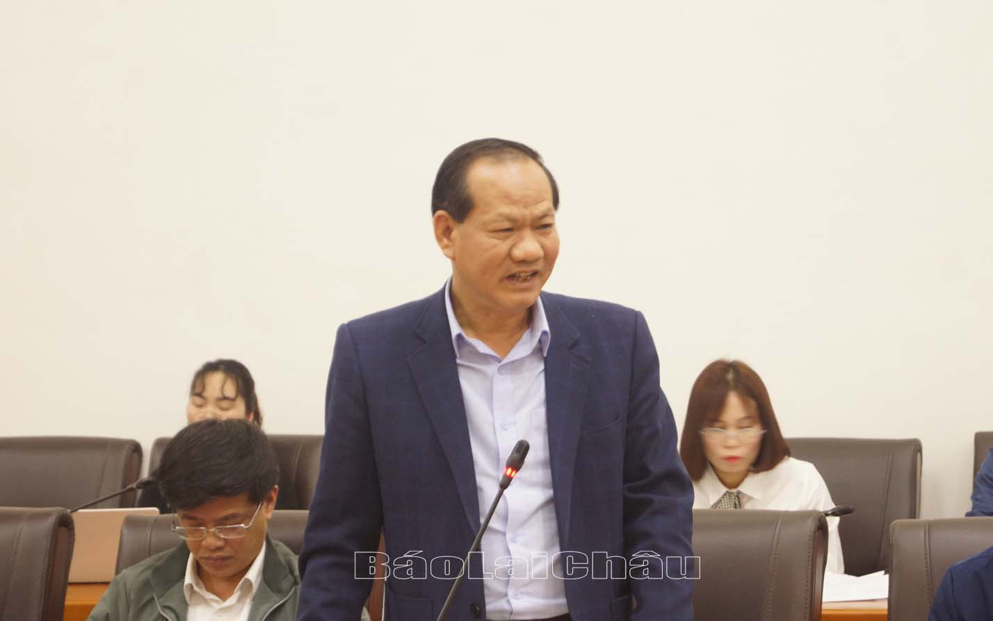 Đại biểu tham gia ý kiến.