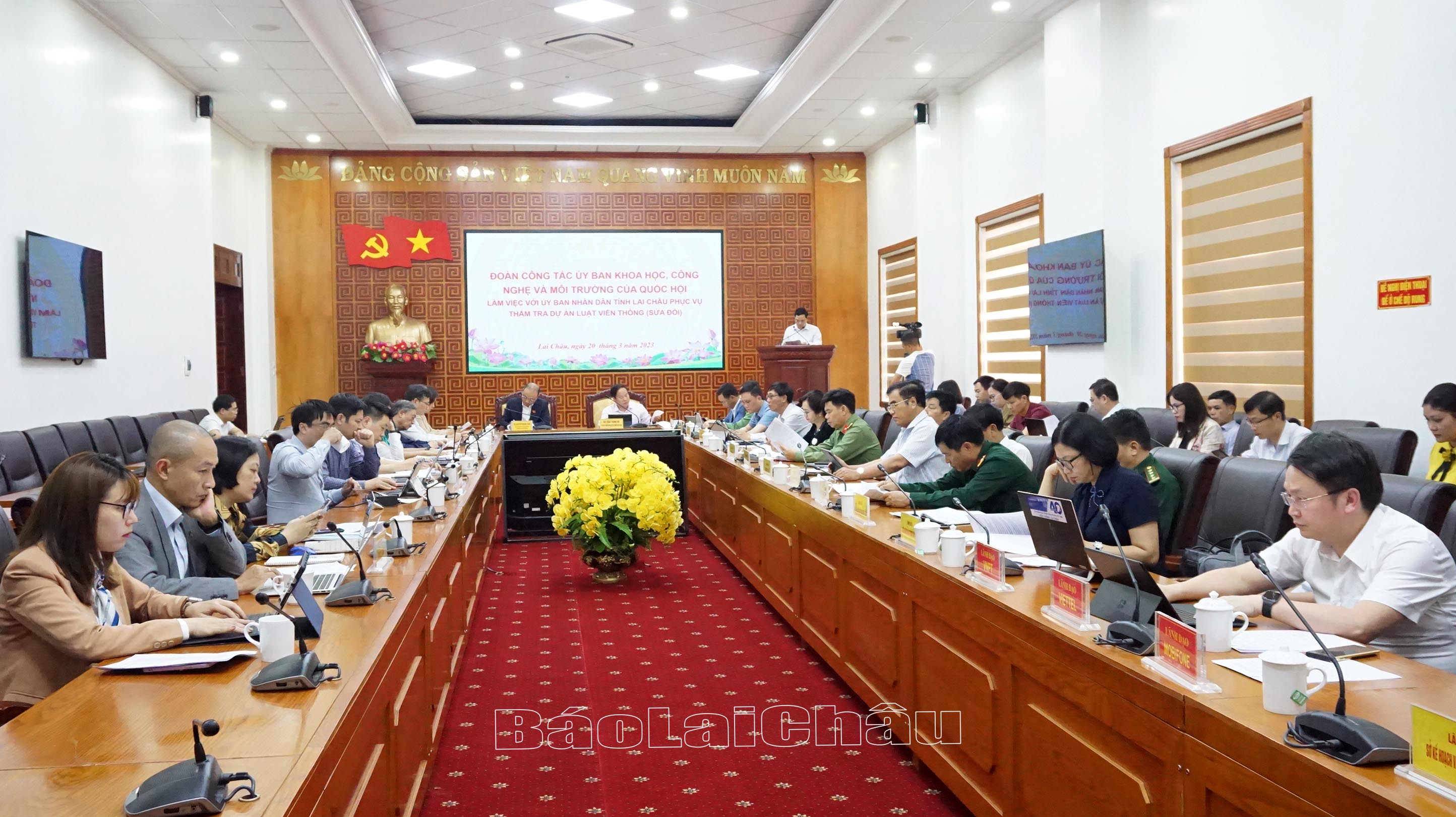 Quang cảnh buổi làm việc.