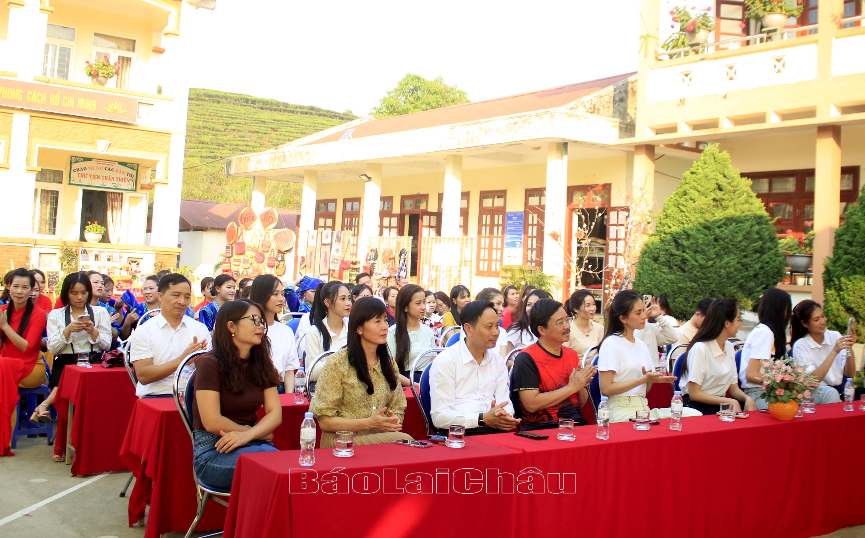Quang cảnh buổi tặng quà. 