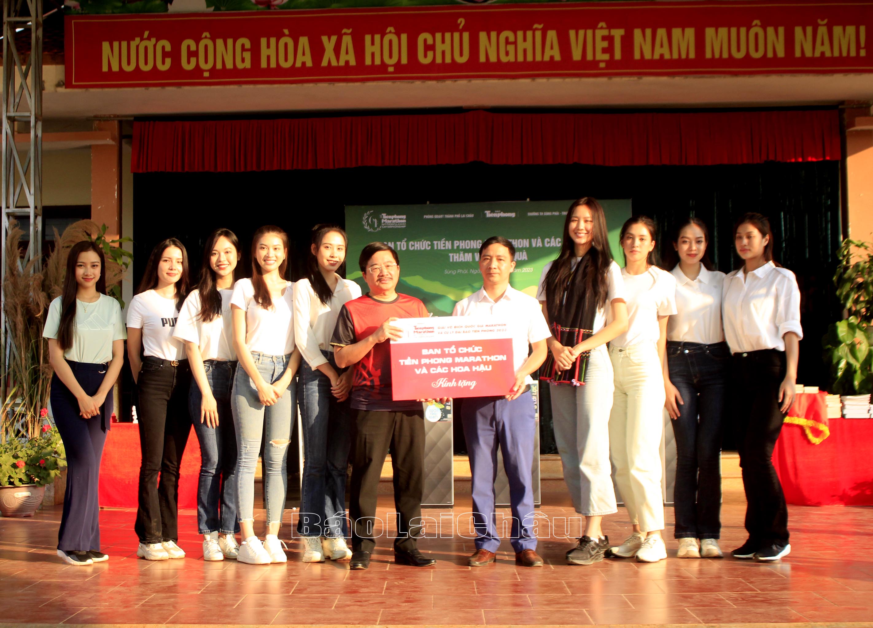 Đại diện Trường Tiểu học xã Sùng Phài (thành phố Lai Châu) nhận quà từ Ban Tổ chức Tiền Phong Marathon và các Hoa hậu, Á hậu Việt Nam. 