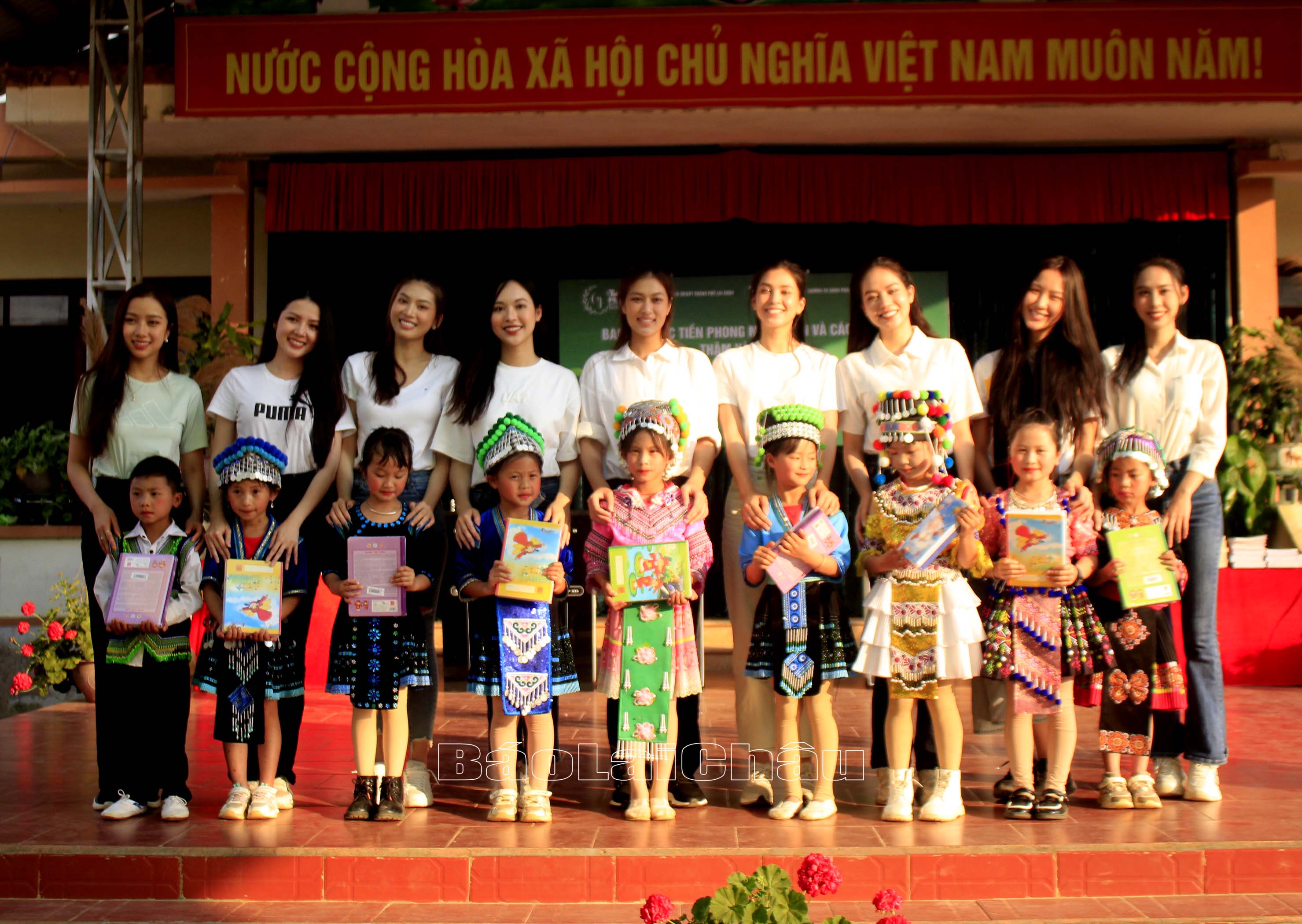 Các Hoa hậu, Á hậu Việt Nam tặng vở viết cho học sinh Trường Tiểu học xã Sùng Phài. 