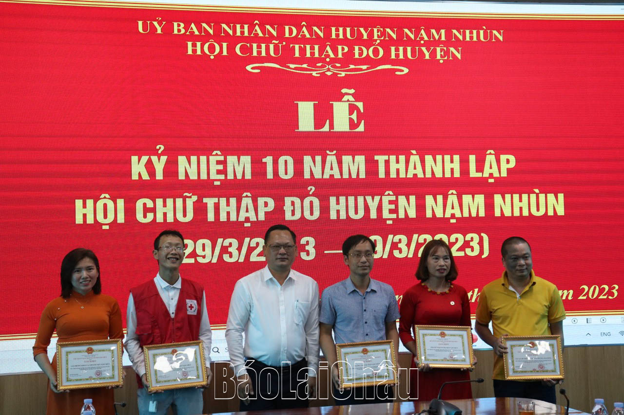 Đồng chí Vũ Tiến Hóa-Phó chủ tịch UBND huyện Nậm Nhùn tặng giấy khen cho các cá nhân đã có thành tích trong hoạt động công tác Hội và phong trào CTĐ giai đoạn 2013-2023; 10 năm thành lập Hội CTĐ huyện Nậm Nhùn.