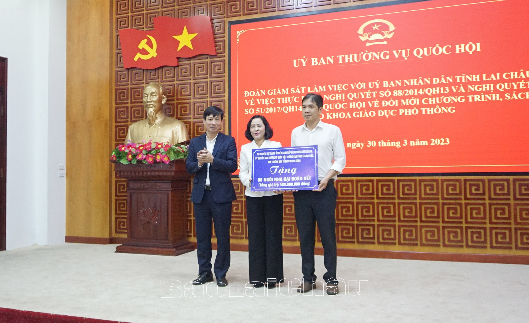 Tặng quà.