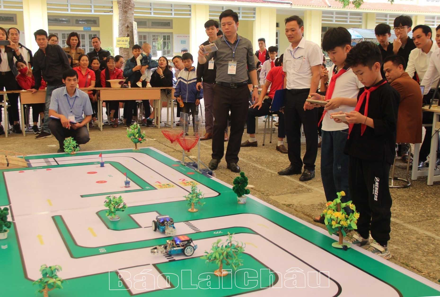 Ngày hội chuyển đổi số - Stem Robot năm học 2022 – 2023