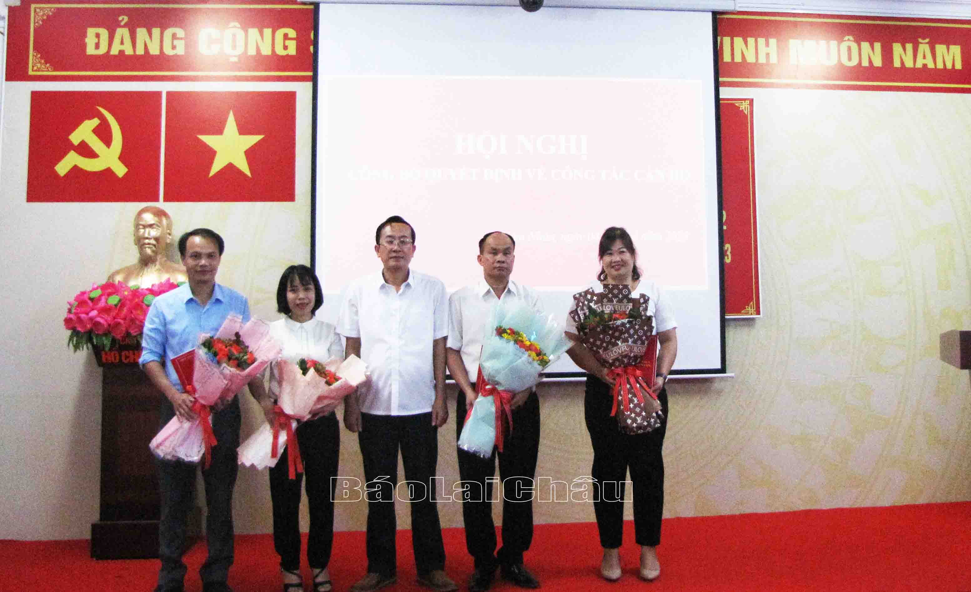 Đồng chí Lù Văn Quân – Phó Bí thư Thường trực Huyện ủy Nậm Nhùn trao quyết định cho các đồng chí được tiếp nhận, bổ nhiệm.
