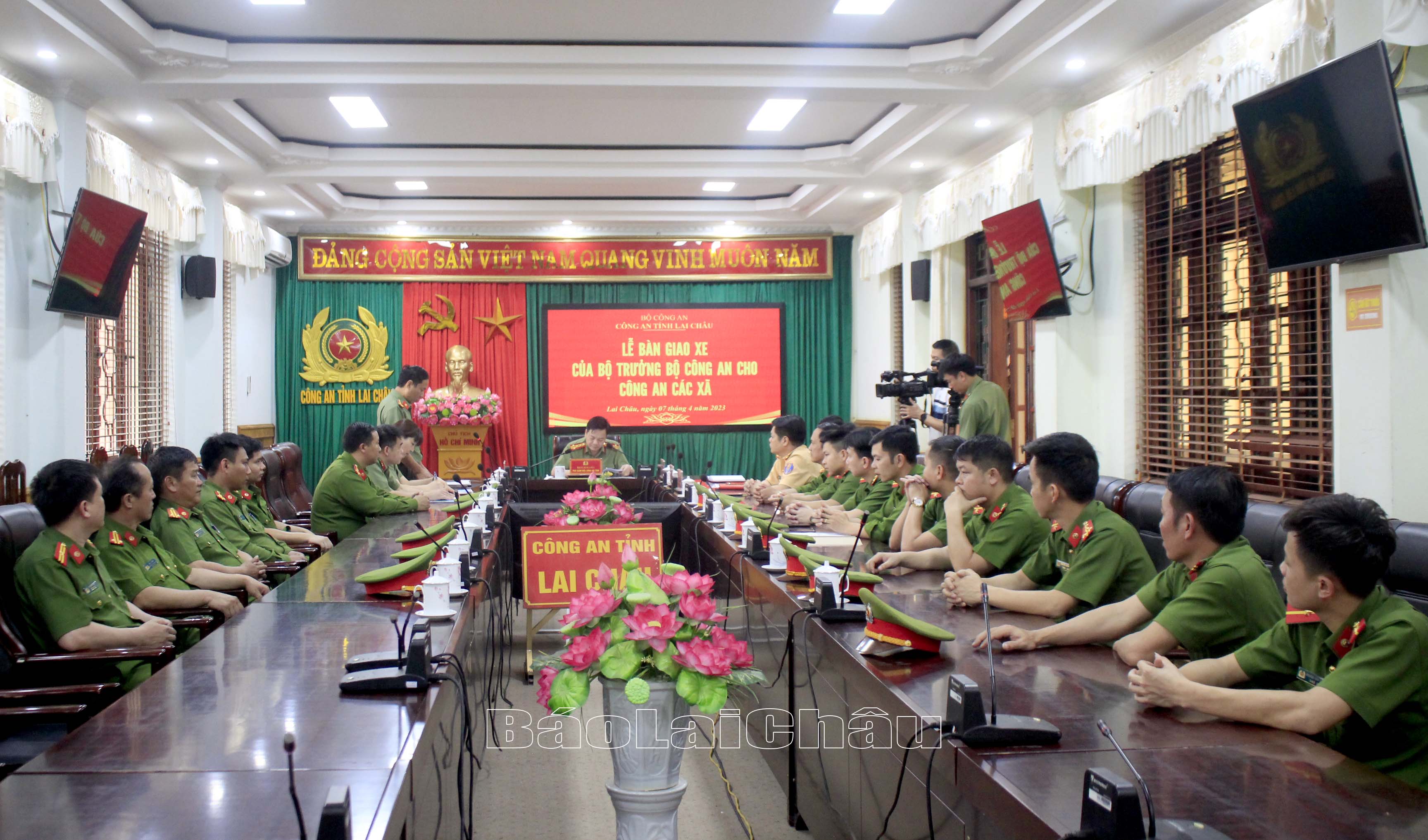 Quanh cảnh buổi lễ bàn giao xe. 