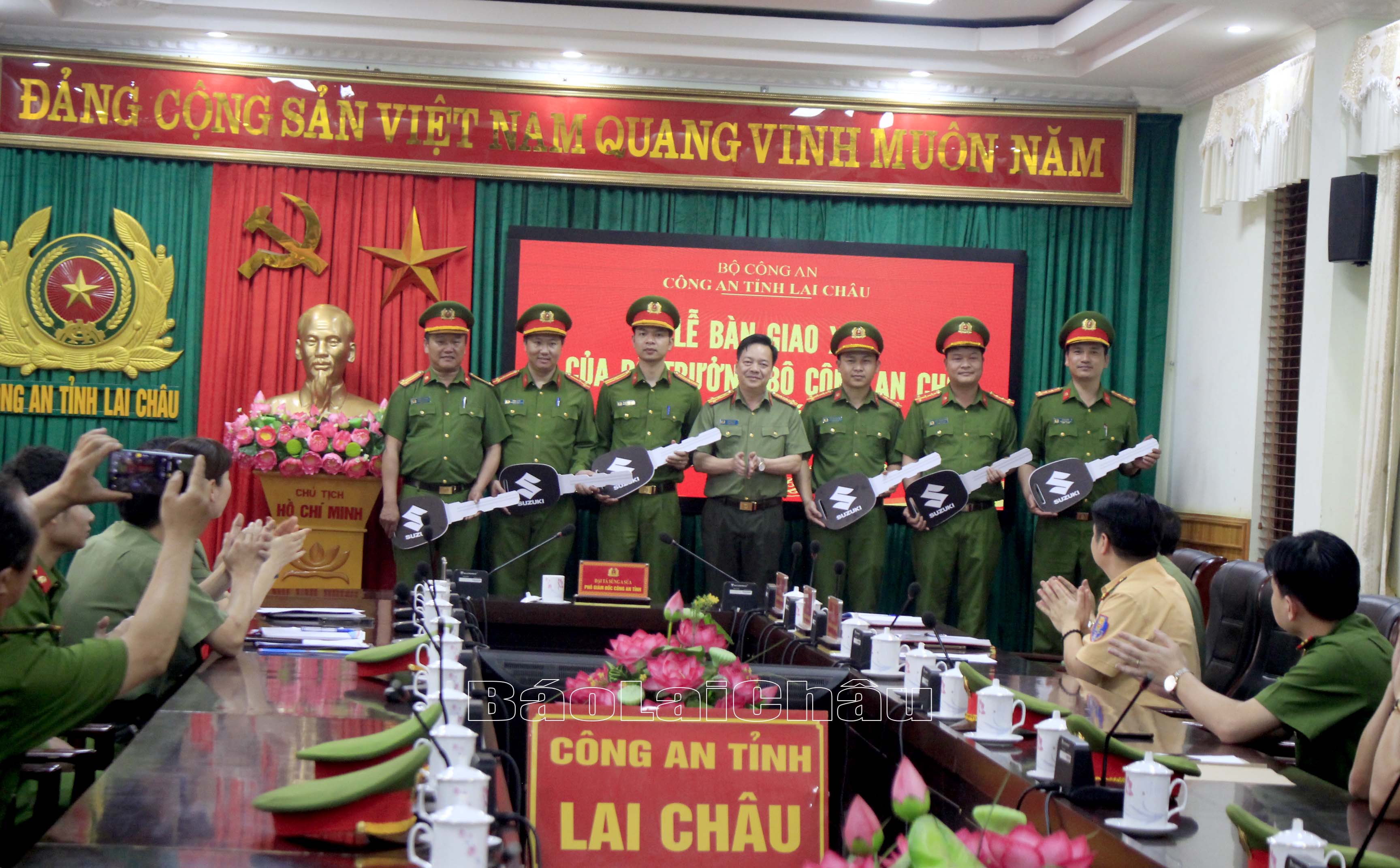 Đồng chí Đại tá Sùng A Súa - Phó Giám đốc Công an tỉnh trao biểu trưng khoá xe cho Công an các xã. 