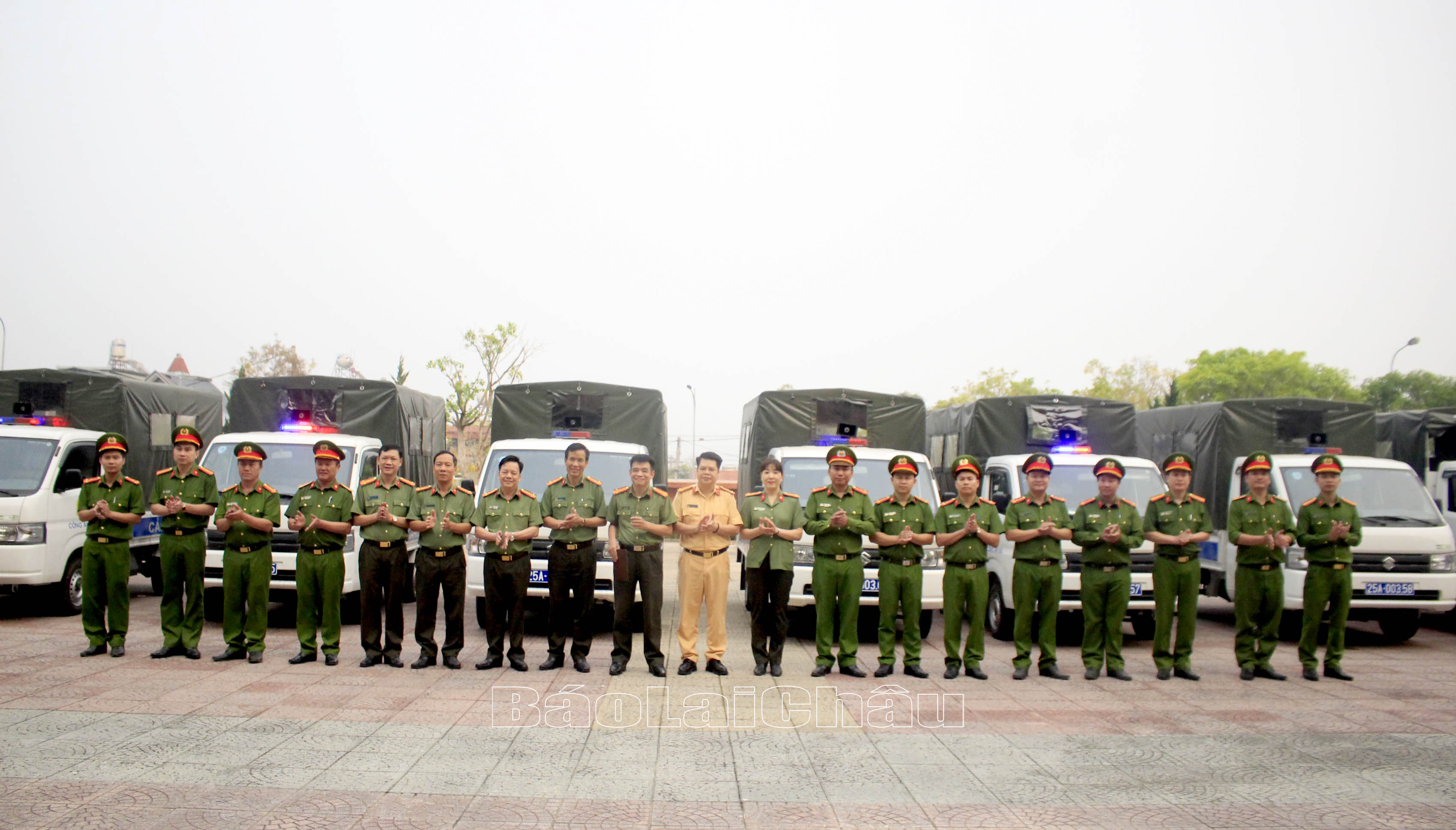 và bàn giao cho Công an các xã tại sân của Công an tỉnh. 