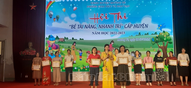 Ban Tổ chức trao giấy khen cho các tập thể đạt giải. 