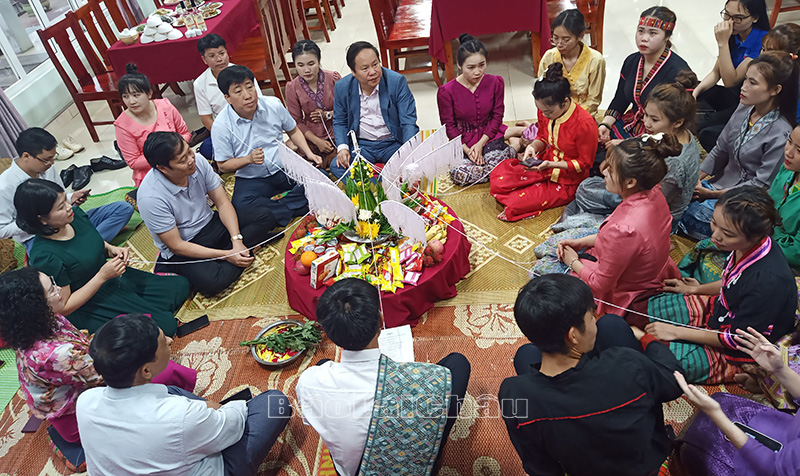 Lễ cúng buộc chỉ tay mừng Tết cổ truyền Bunpimay của nước Cộng hòa Dân chủ Lào.