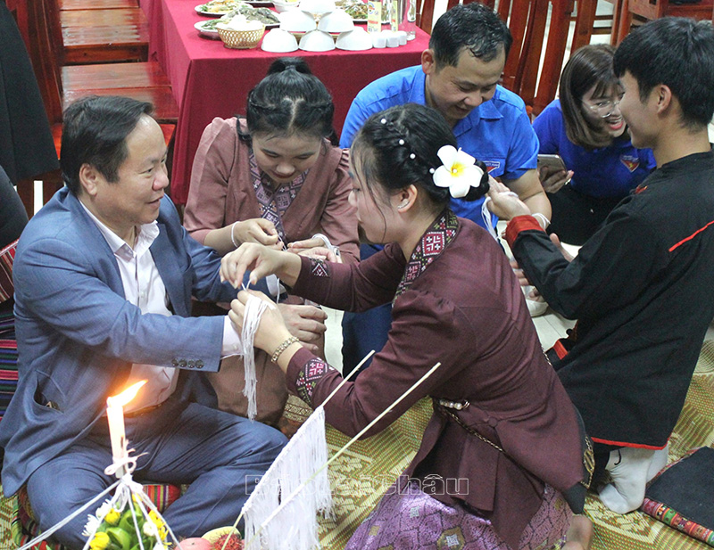 Buộc chỉ tay cầu cho may mắn, sự khỏe và bình an.