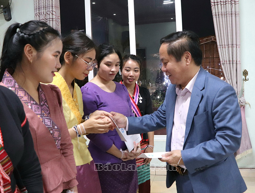 Đồng chí Tống Thanh Hải Ủy viên Ban Thường vụ Tỉnh ủy, Phó Chủ tịch Thường trực UBND tỉnh, Chủ tịch Liên hiệp các tổ chức hữu nghị tỉnh tặng quà cho lưu học sinh Lào.