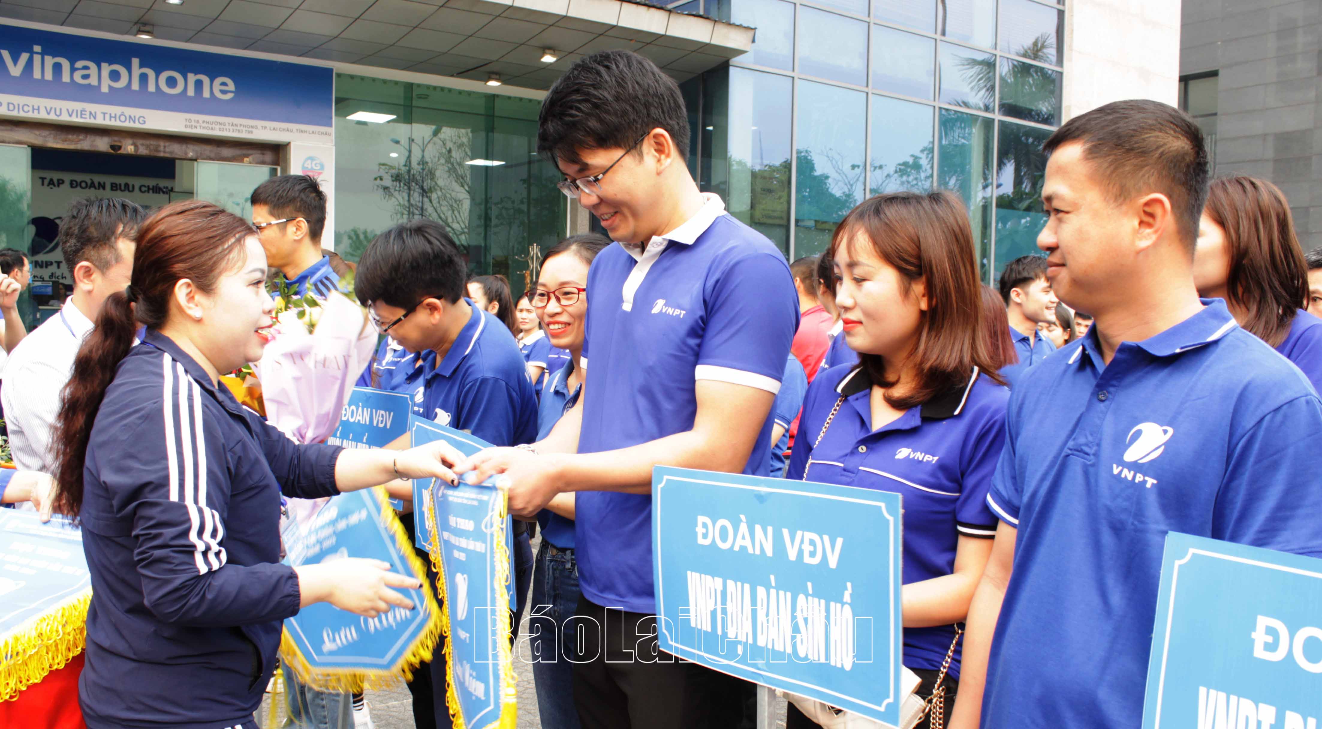 Pờ Thị Hiền – Trưởng đại diện, Giám đốc VNPT Lai Châu tặng cờ chúc mừng các đoàn vận động viên.