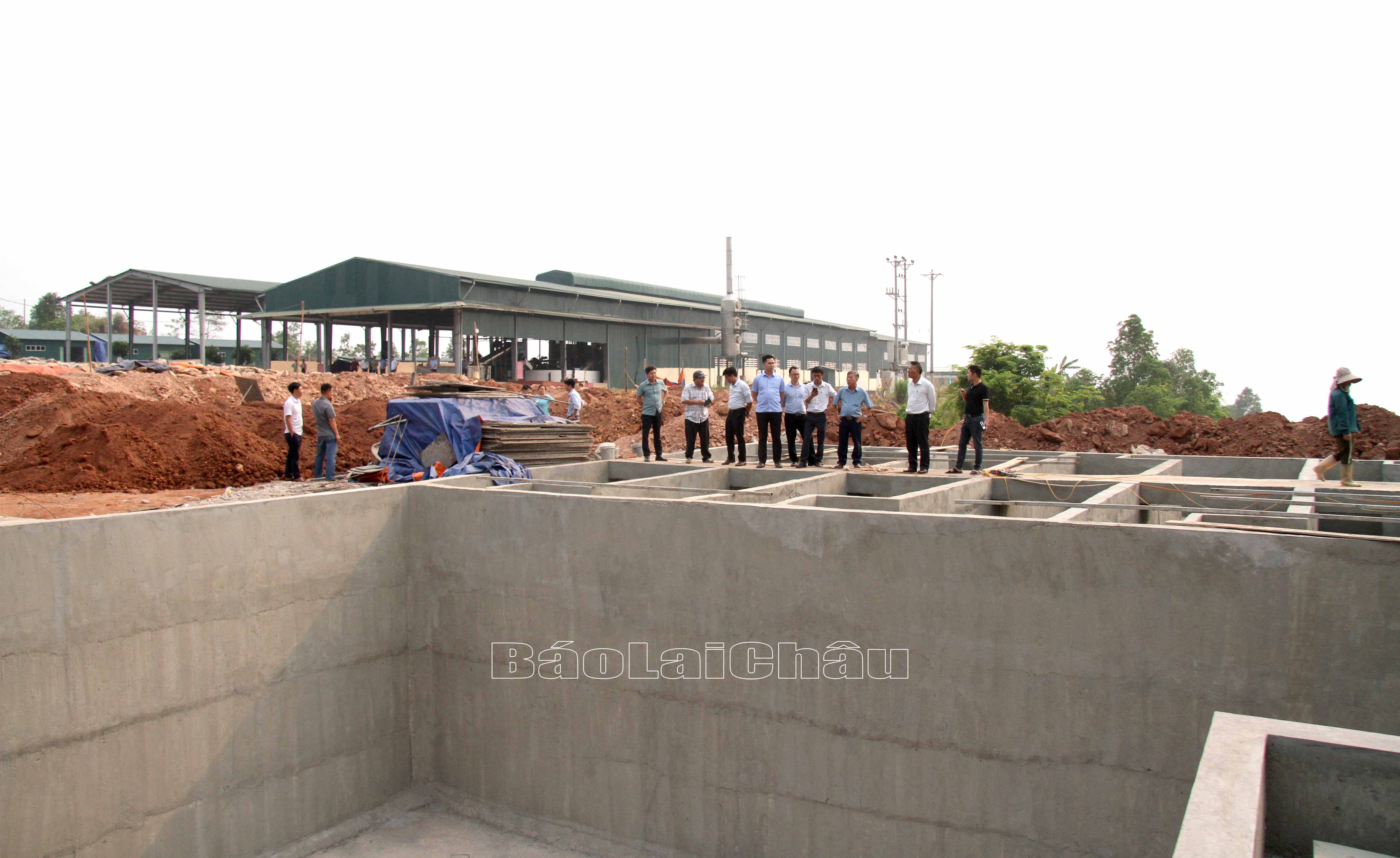 Thăm khu vực xử lý nước thải tại nhà máy chế biến mủ cao su Lai Châu.