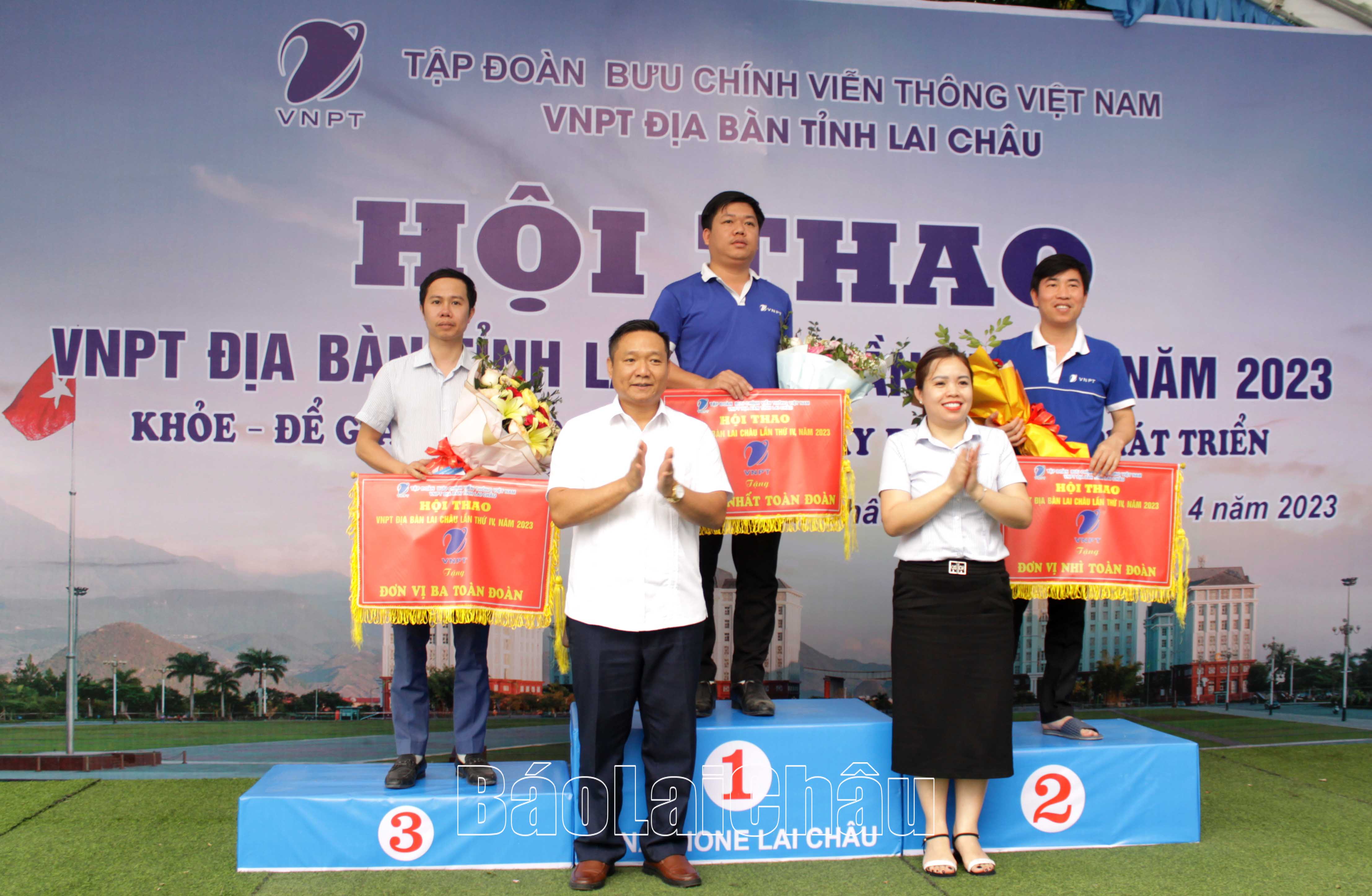 Lãnh đạo Đảng ủy khối Các cơ quan và Doanh nghiệp tỉnh trao thưởng cho các đội đoạt giải nhất, nhì, ba toàn đoàn