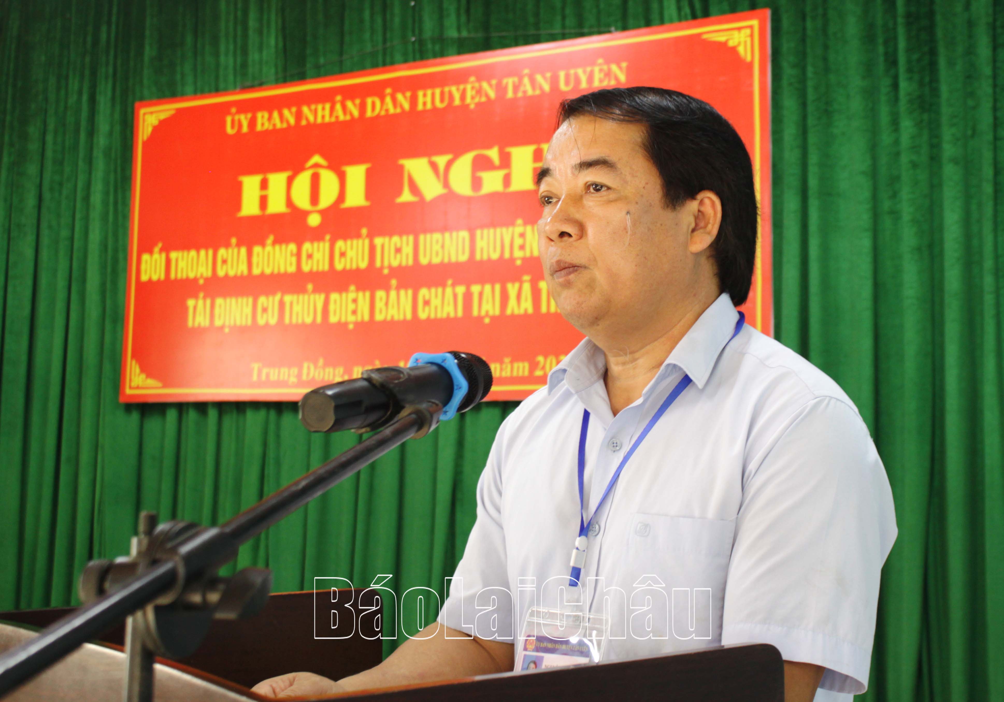 Đồng chí Nguyễn Thanh Văn - Phó Bí thư Huyện ủy, Chủ tịch UBND huyện đối thoại với người dân.