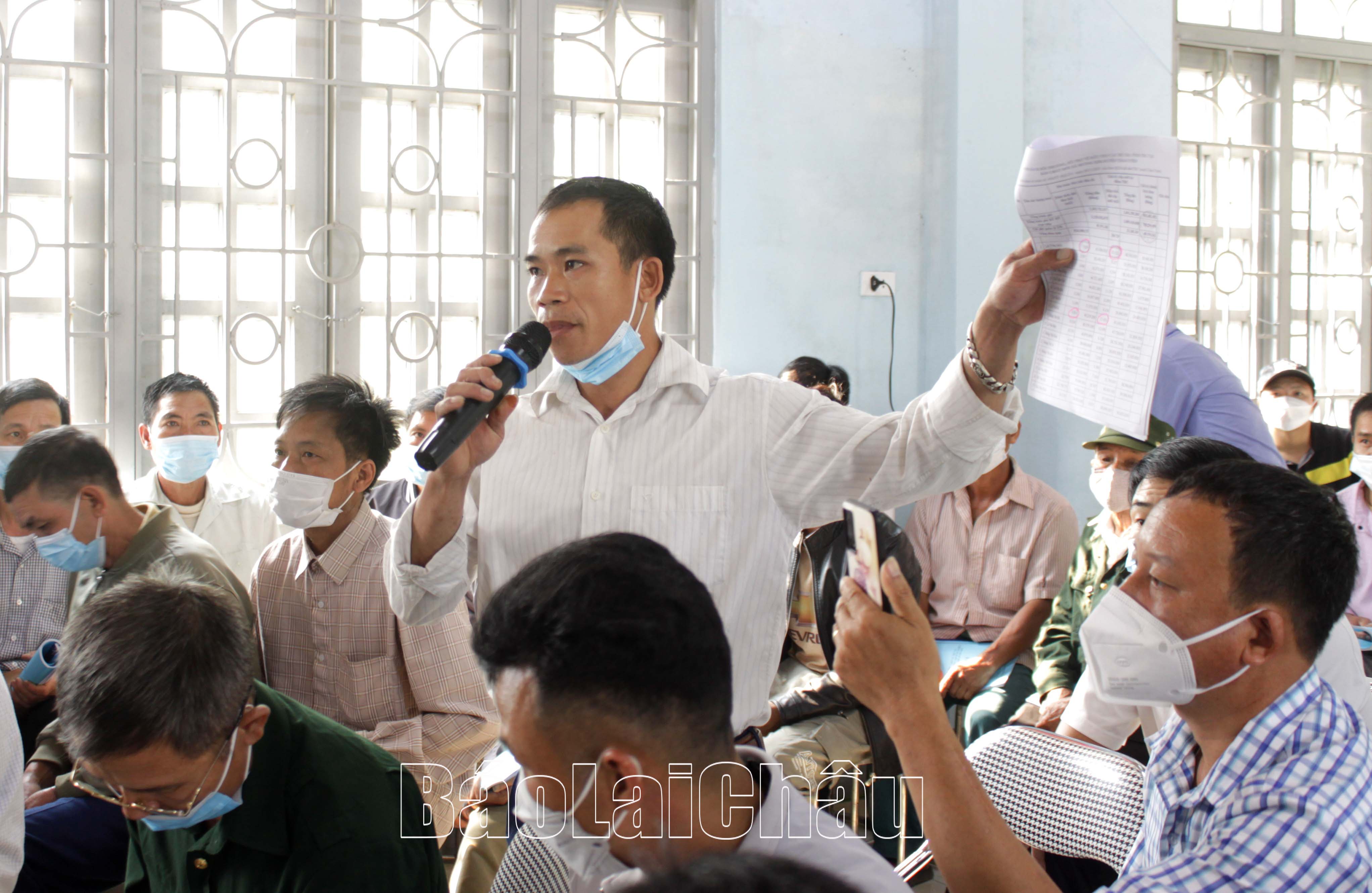 Người dân có ý kiến tại Hội nghị.